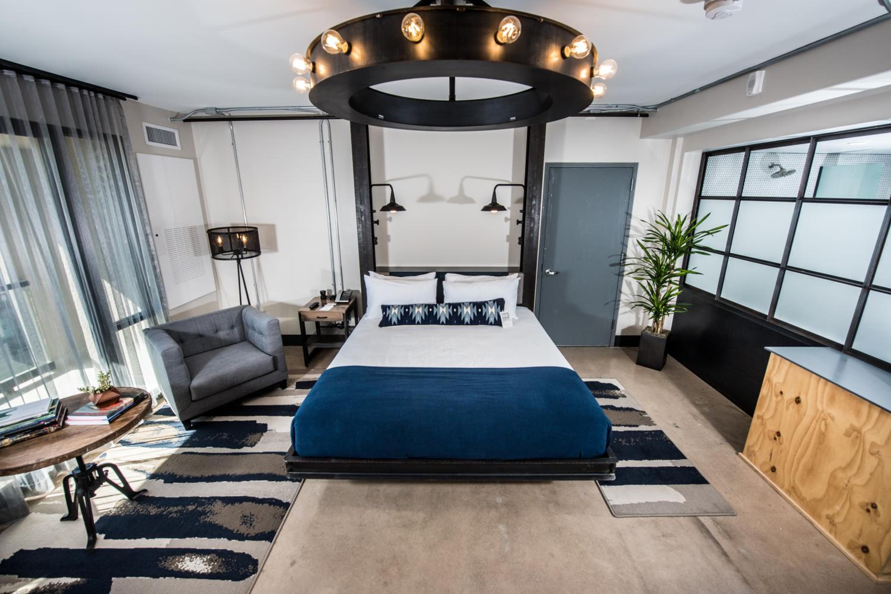 King Room with Balcony - Photo 10