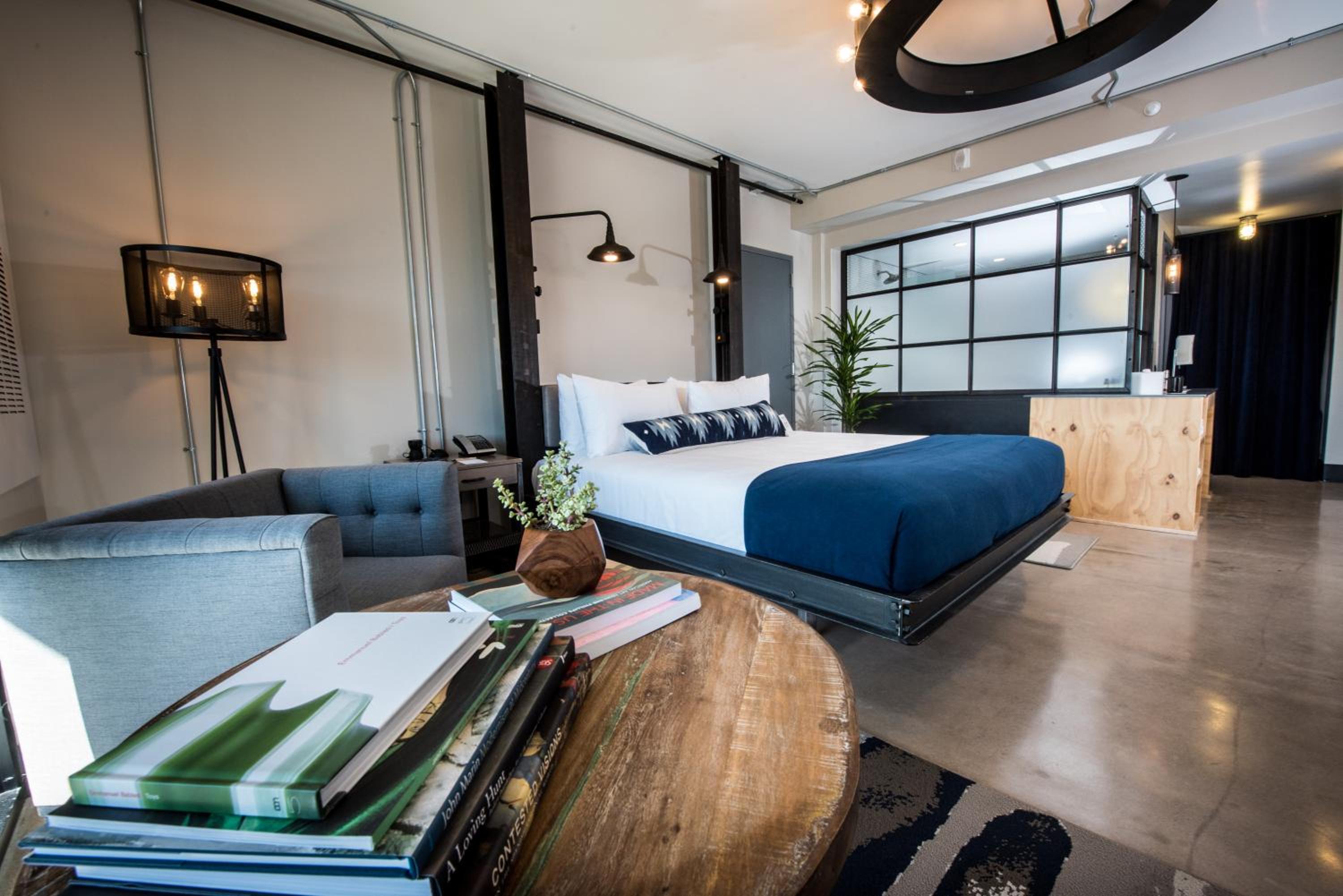 King Room with Balcony - Photo 5