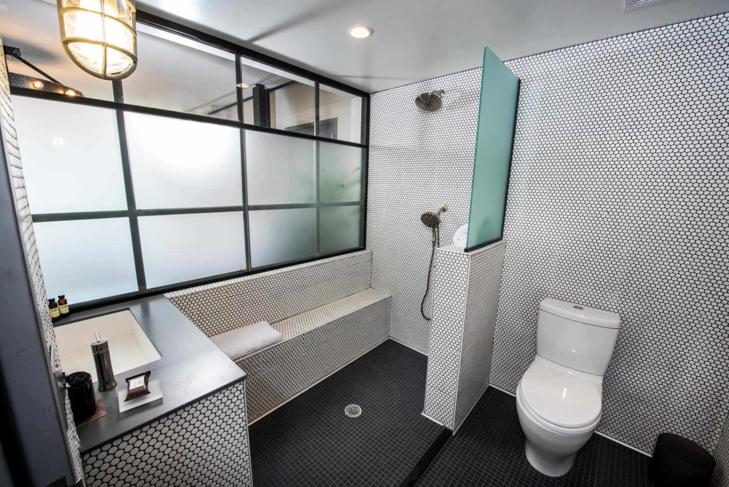 Standard King Room - Photo 5