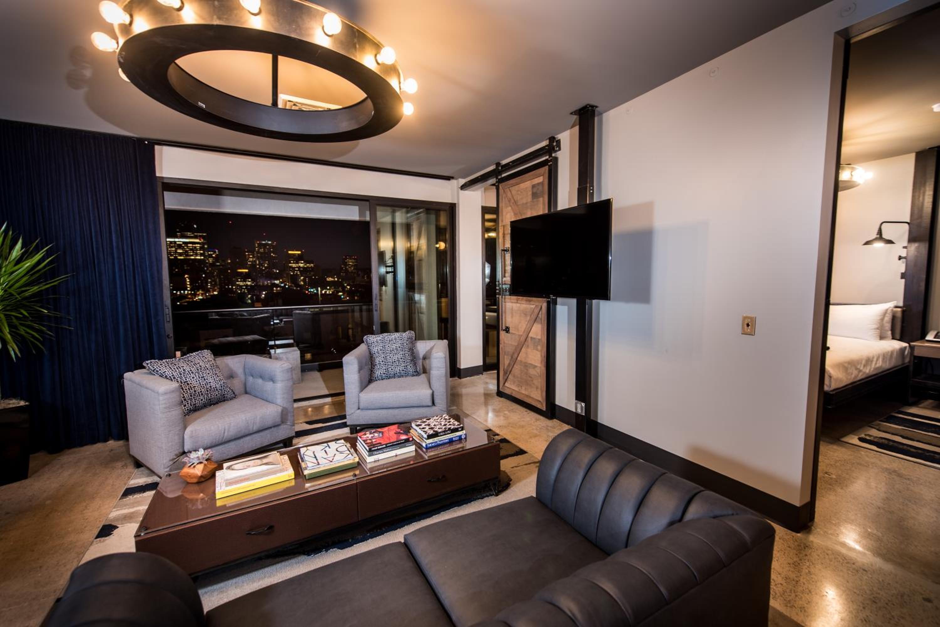 Suite with Balcony - Photo 9