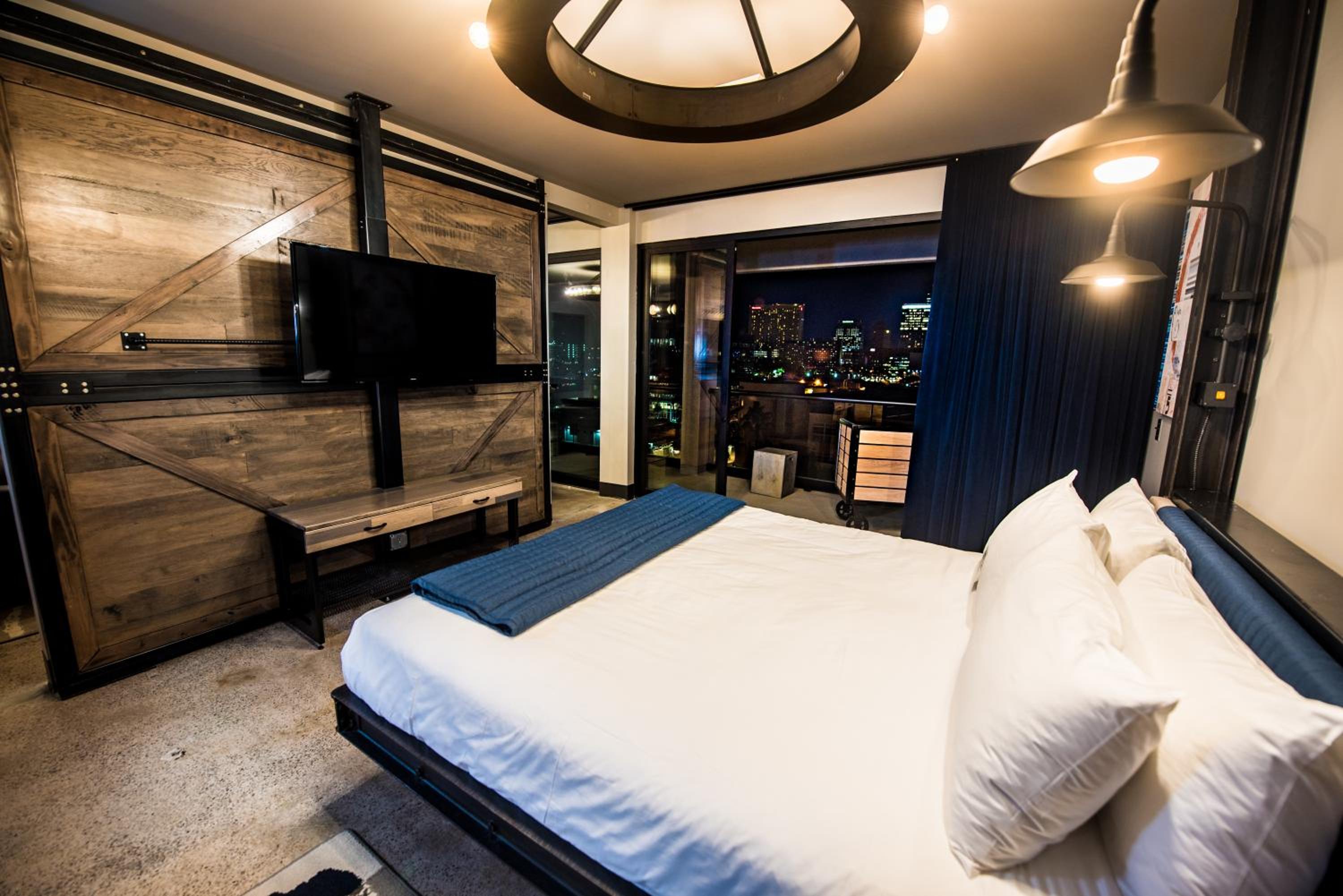 Suite with Balcony - Photo 2
