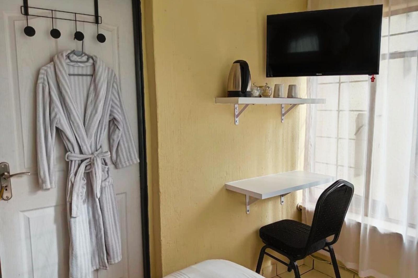 Double Room with Shared Toilet photo 3