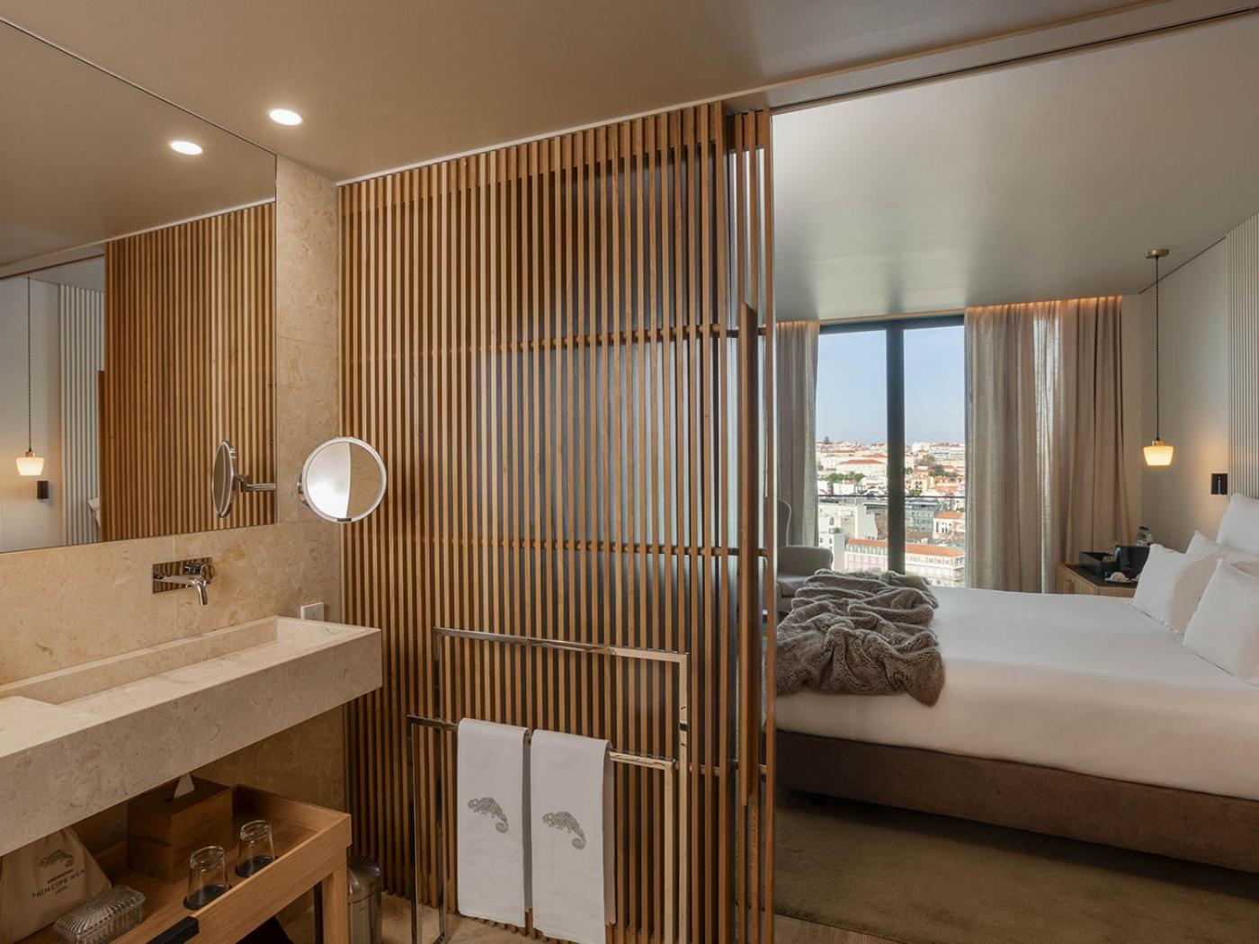 Superior Double or Twin Room with City View photo 3