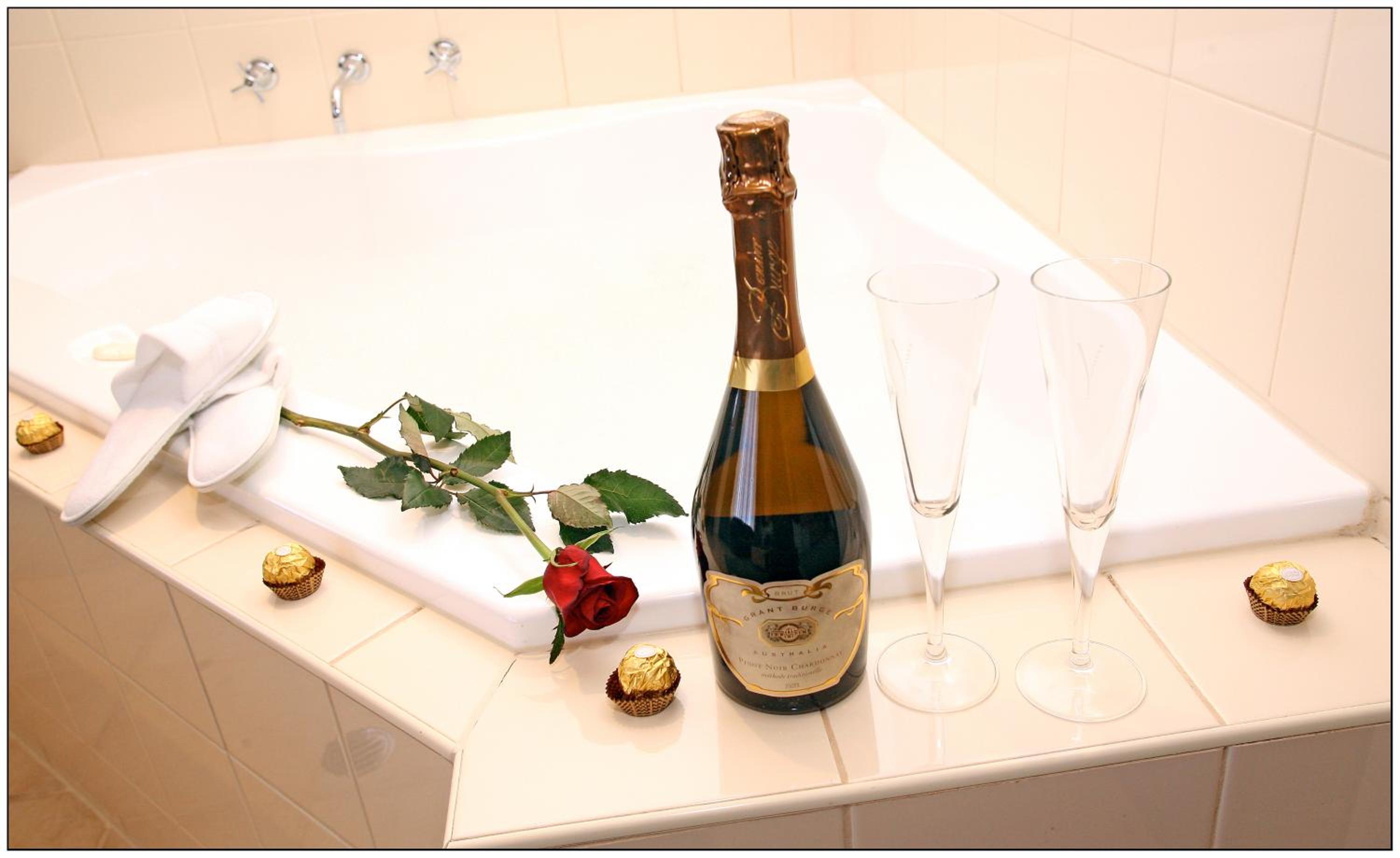 Superior King Room with Spa Bath - Photo 6