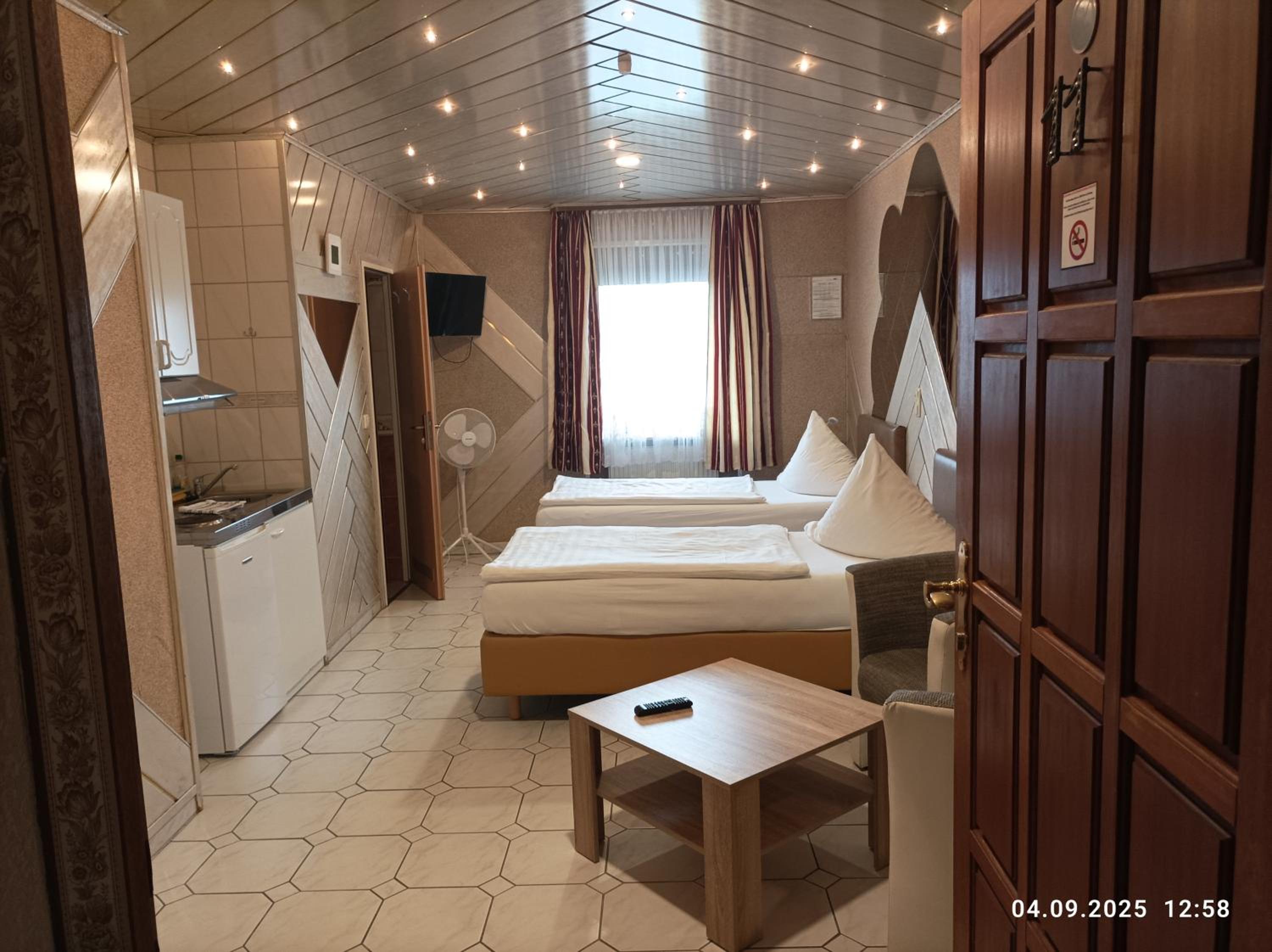 Double or Twin Room - Photo 4