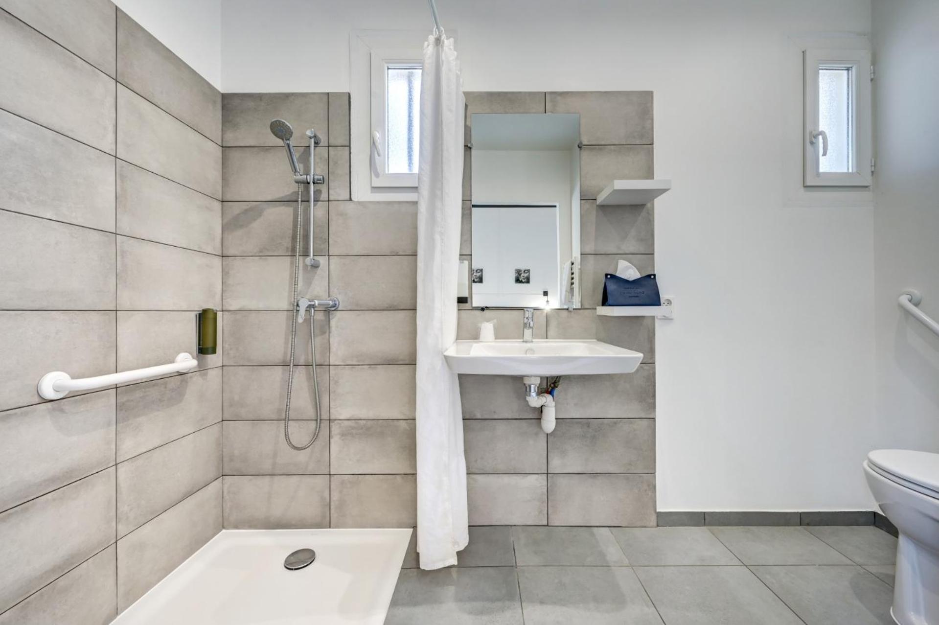 Double Room - Disability Access photo 3