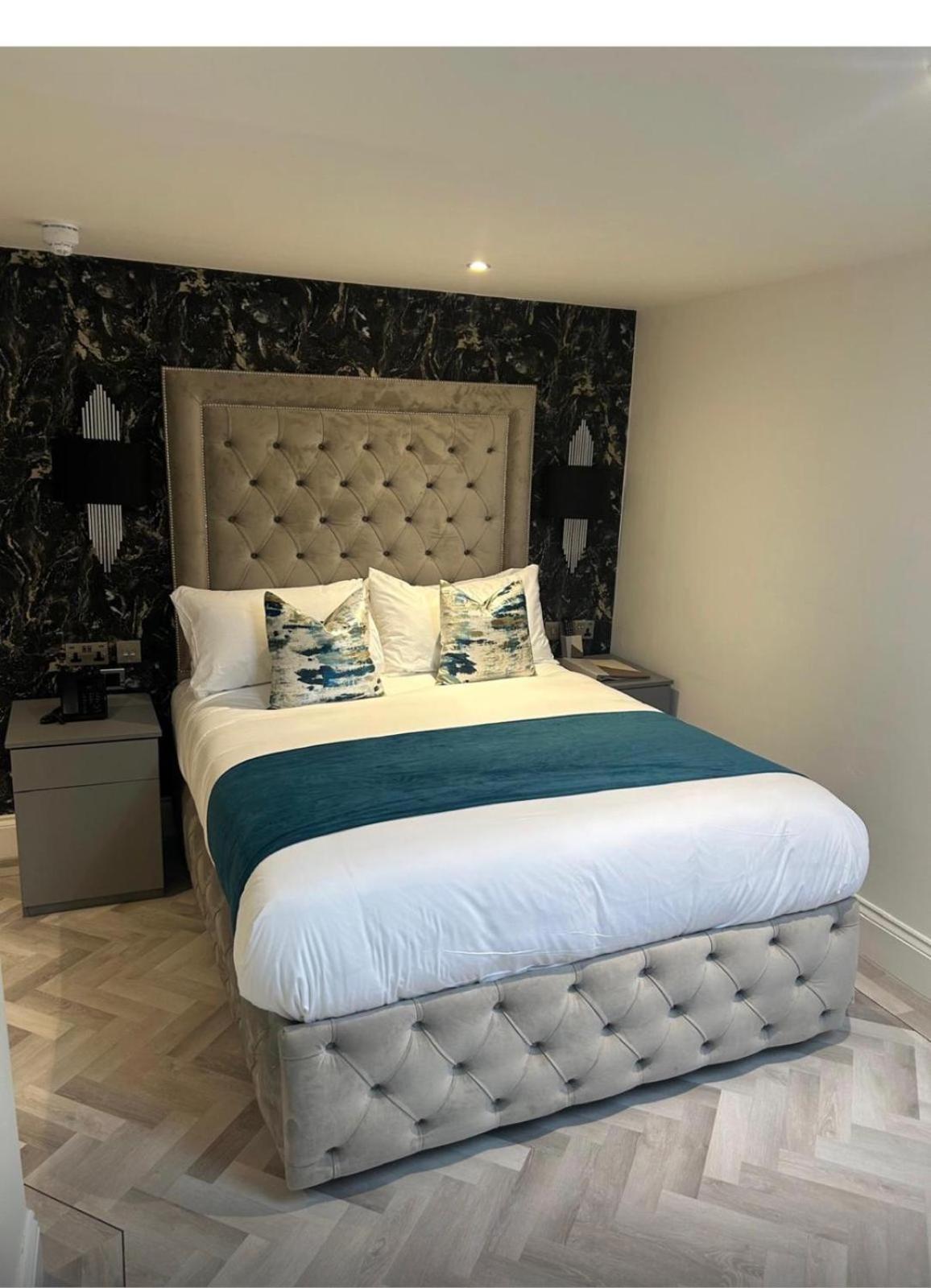 Deluxe One-Bedroom Apartment