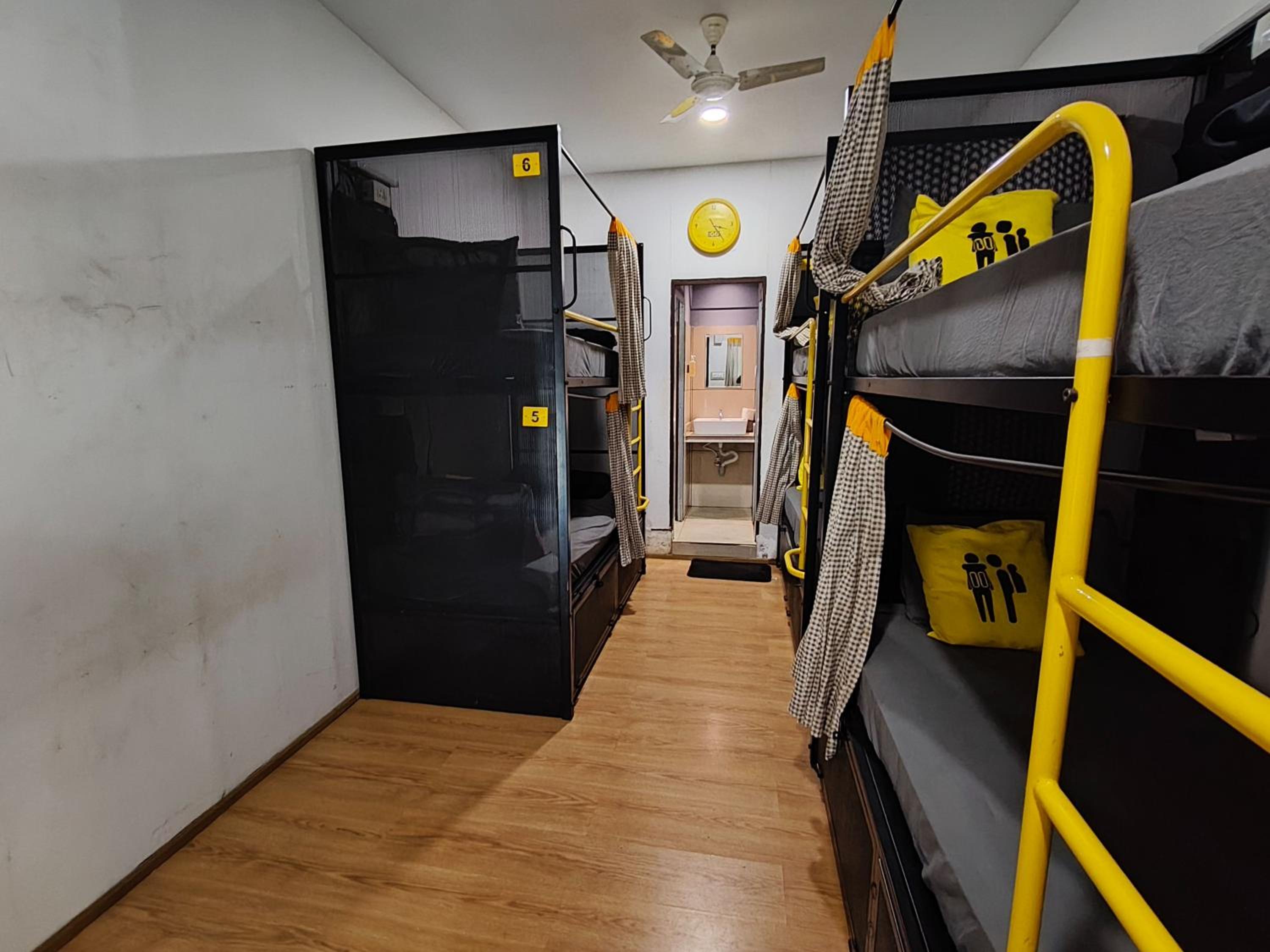 Bed in 6-Bed Mixed Dormitory Room photo 3