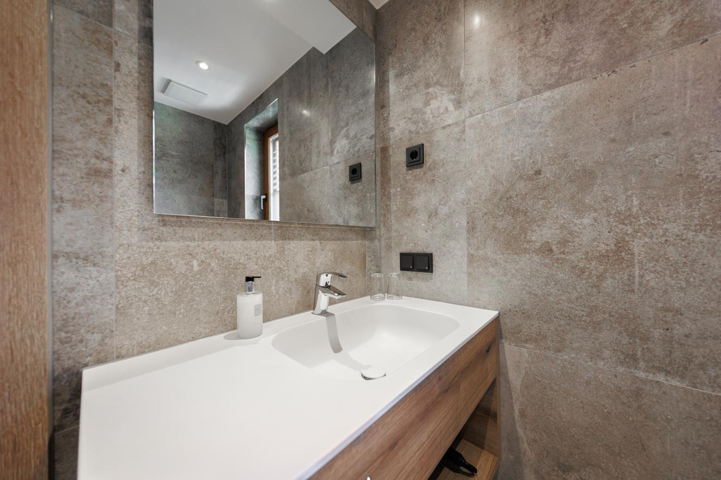 Double Room - Photo 9