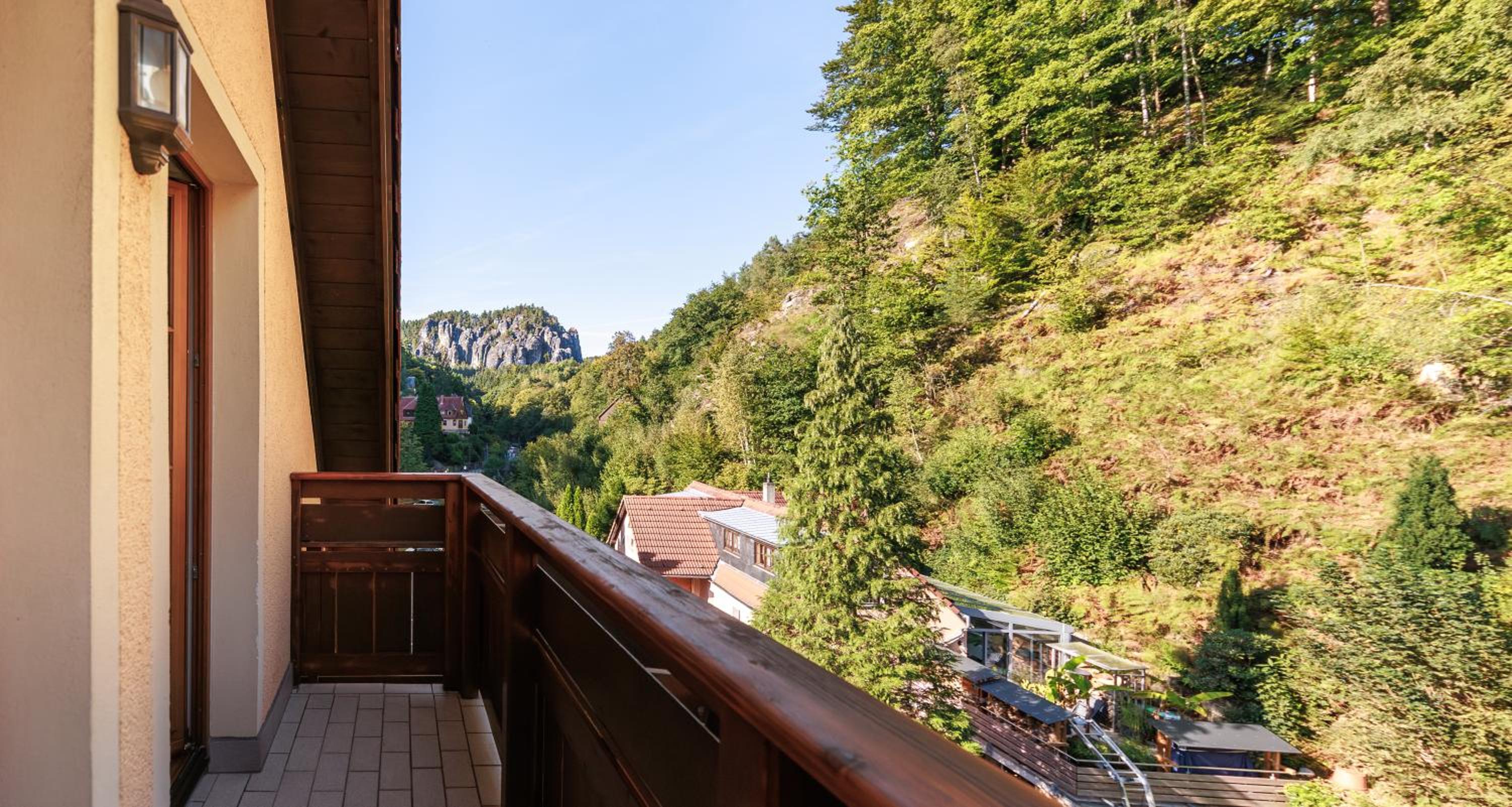 Double Room with Balcony - Photo 10