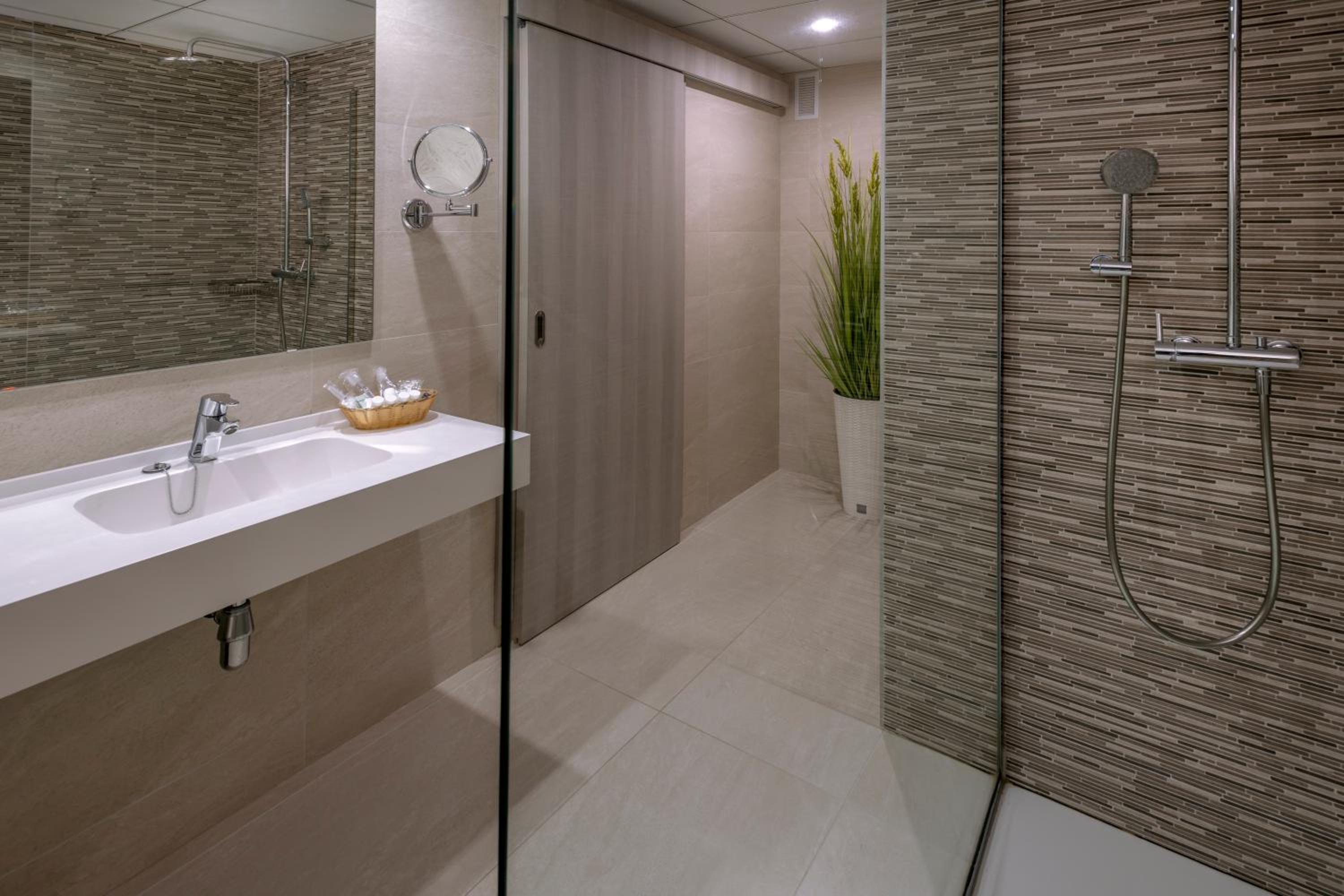 Junior Suite with Pool View photo 3