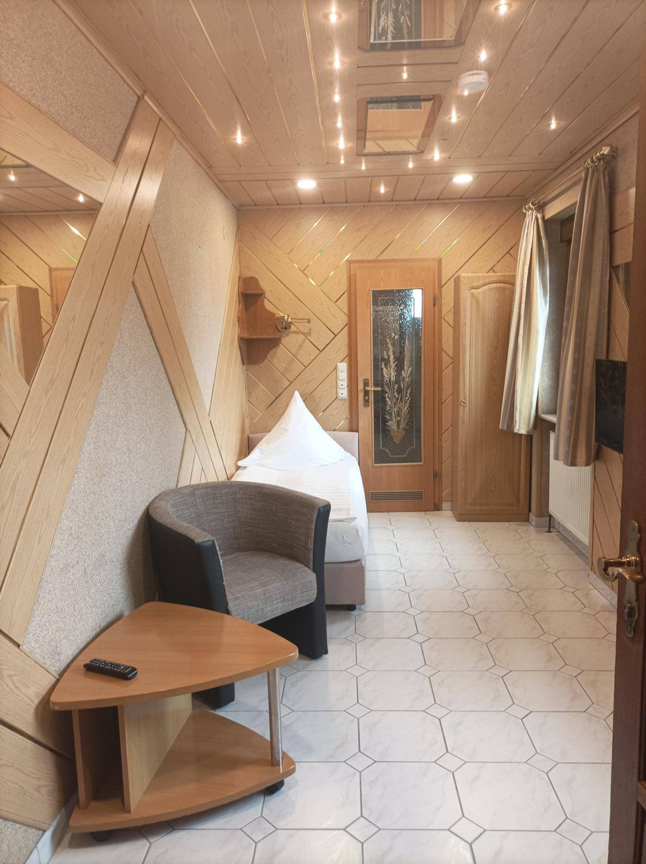 Small Single Room photo 2