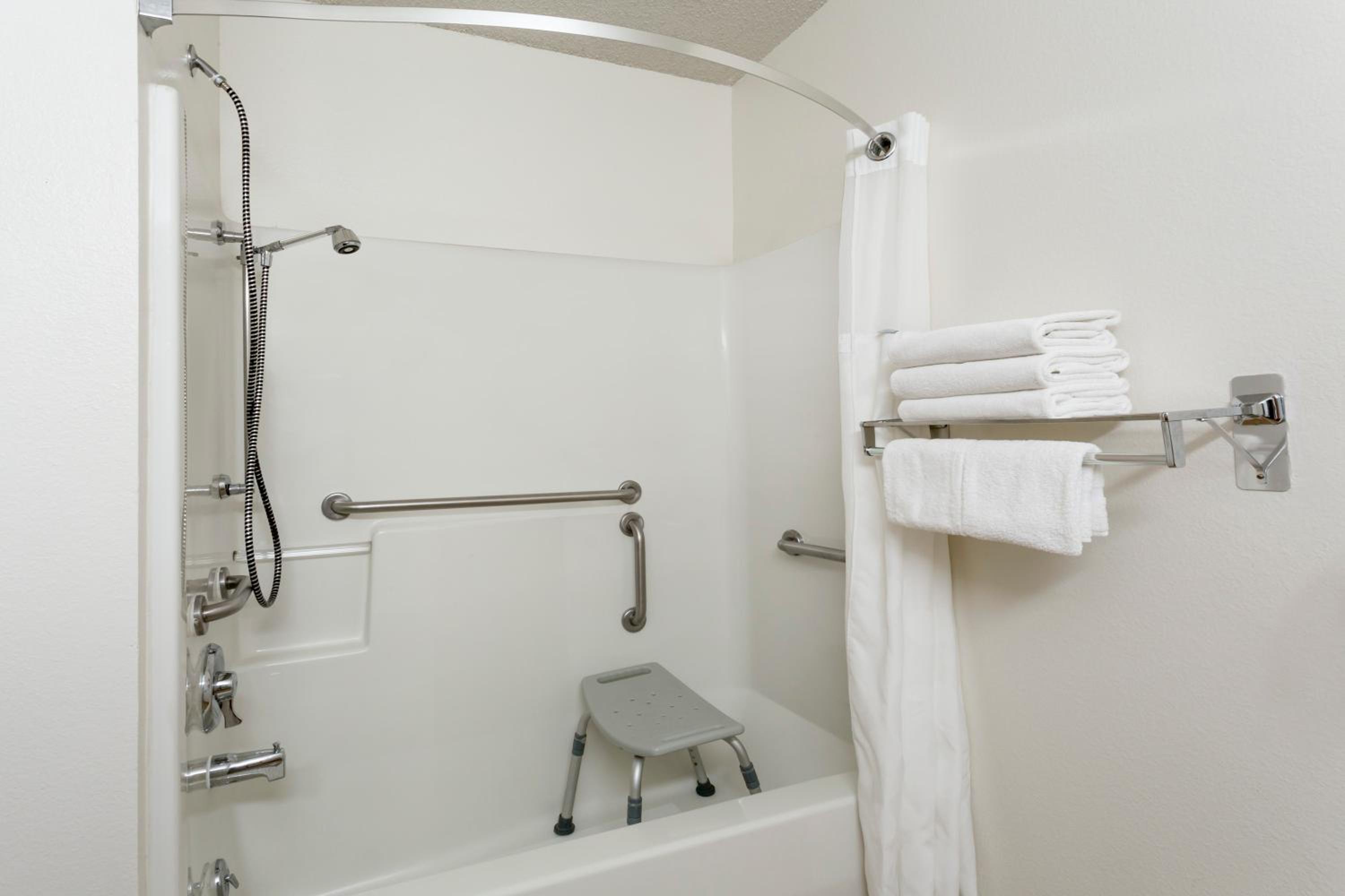 Queen Room with Two Queen Beds and Bath Tub - Mobility Accessible/Non-Smoking - Photo 5