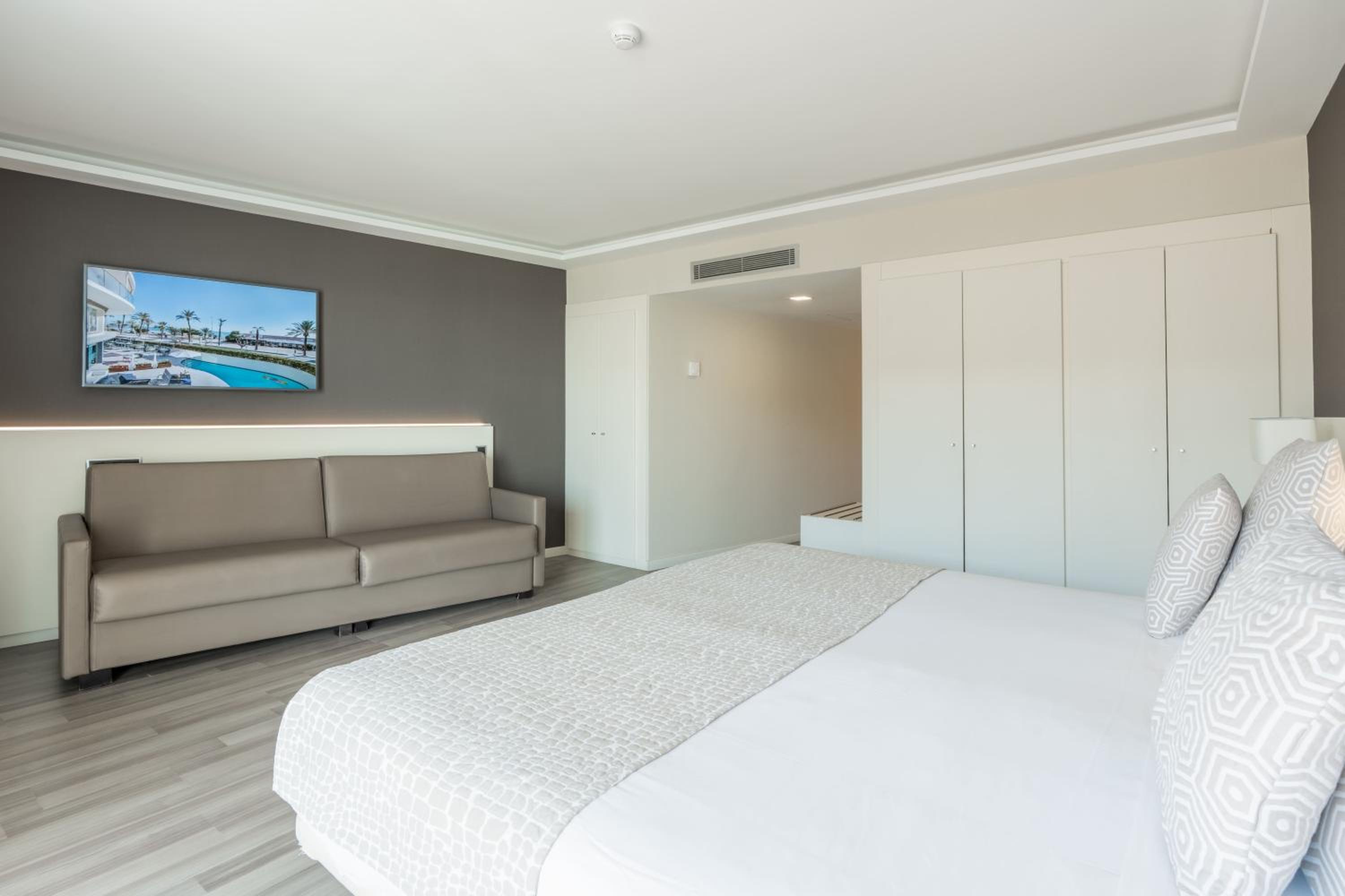 Standard Triple Room with Lateral Sea View