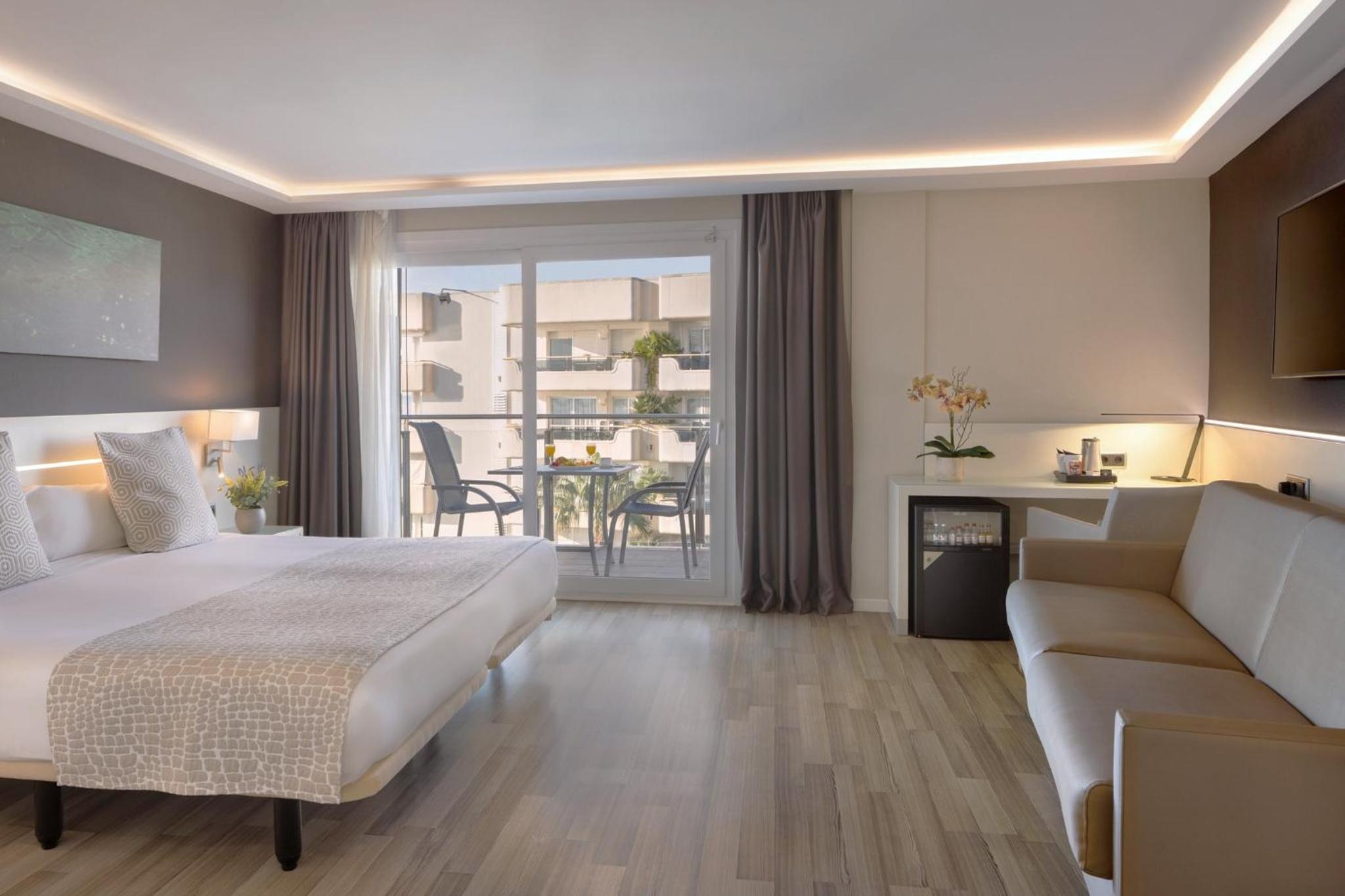 Standard Triple Room with Lateral Sea View