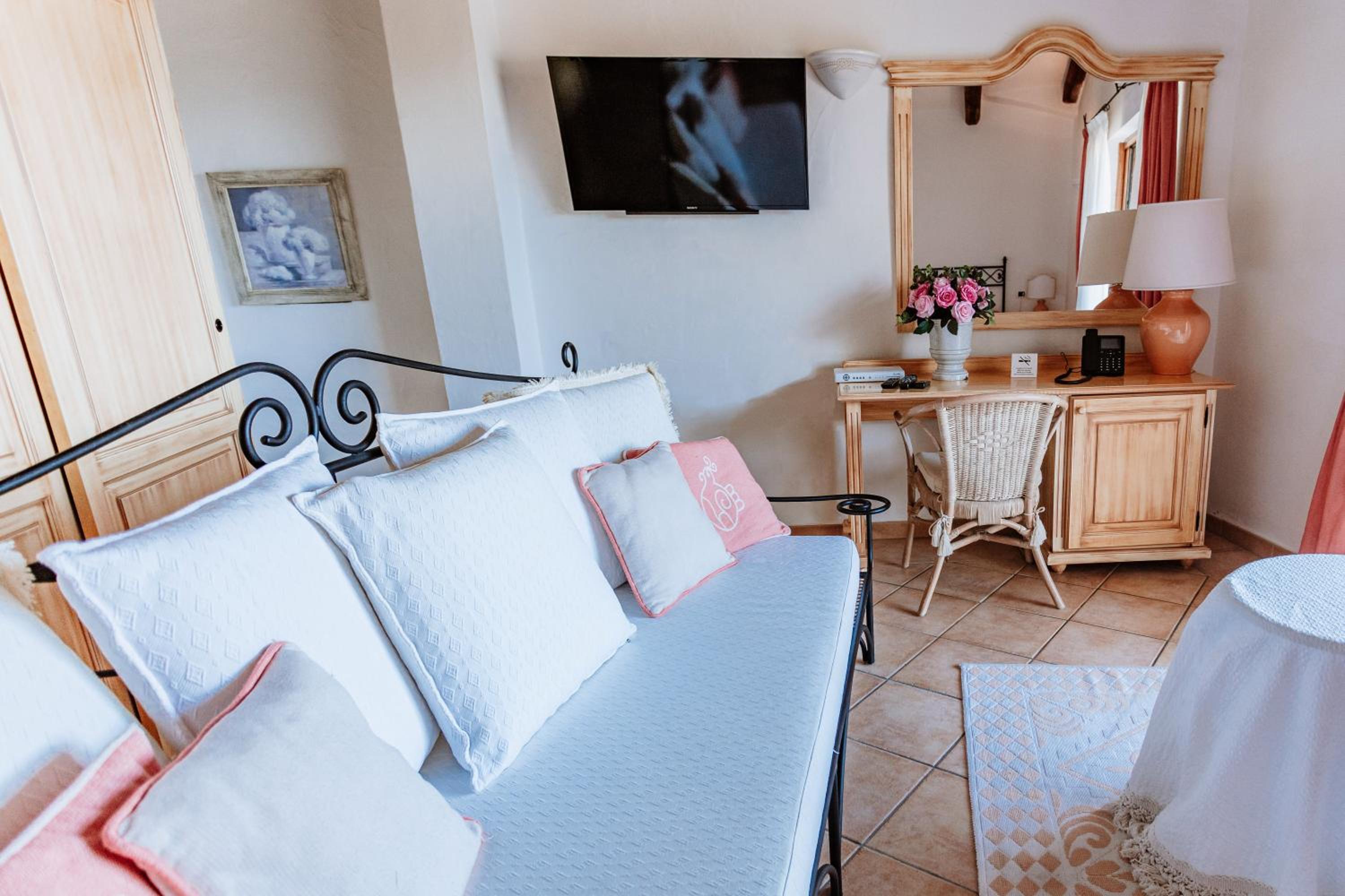 Double or Twin Room with Sea View - Photo 6