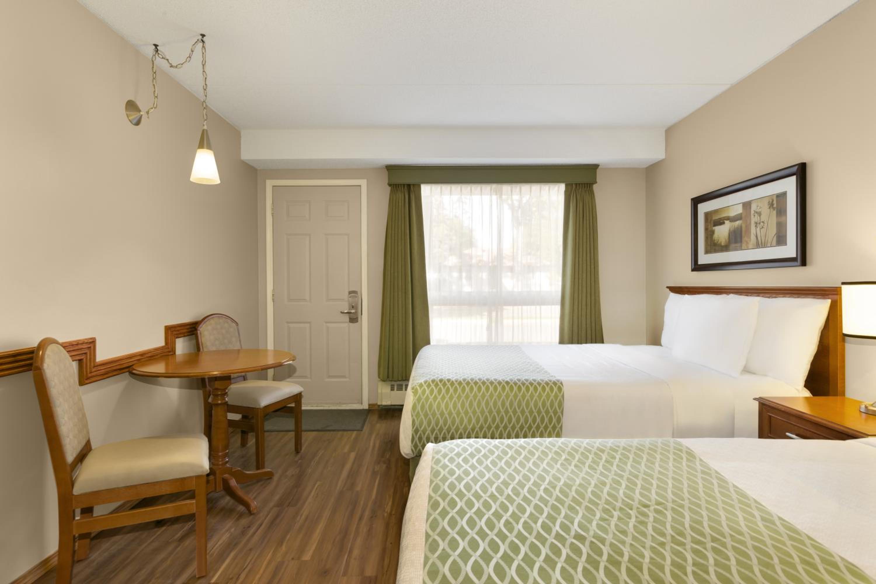 Queen Room with Two Queen Beds - Ground Floor photo 3