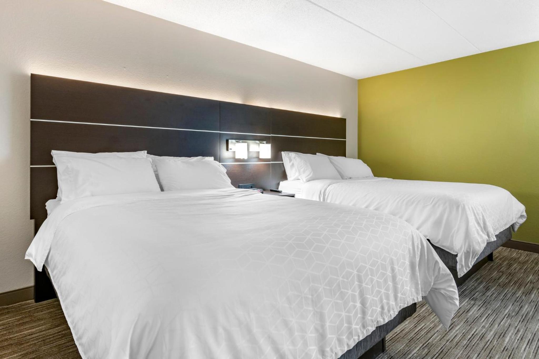 Standard Queen Room with Two Queen Beds - Photo 2