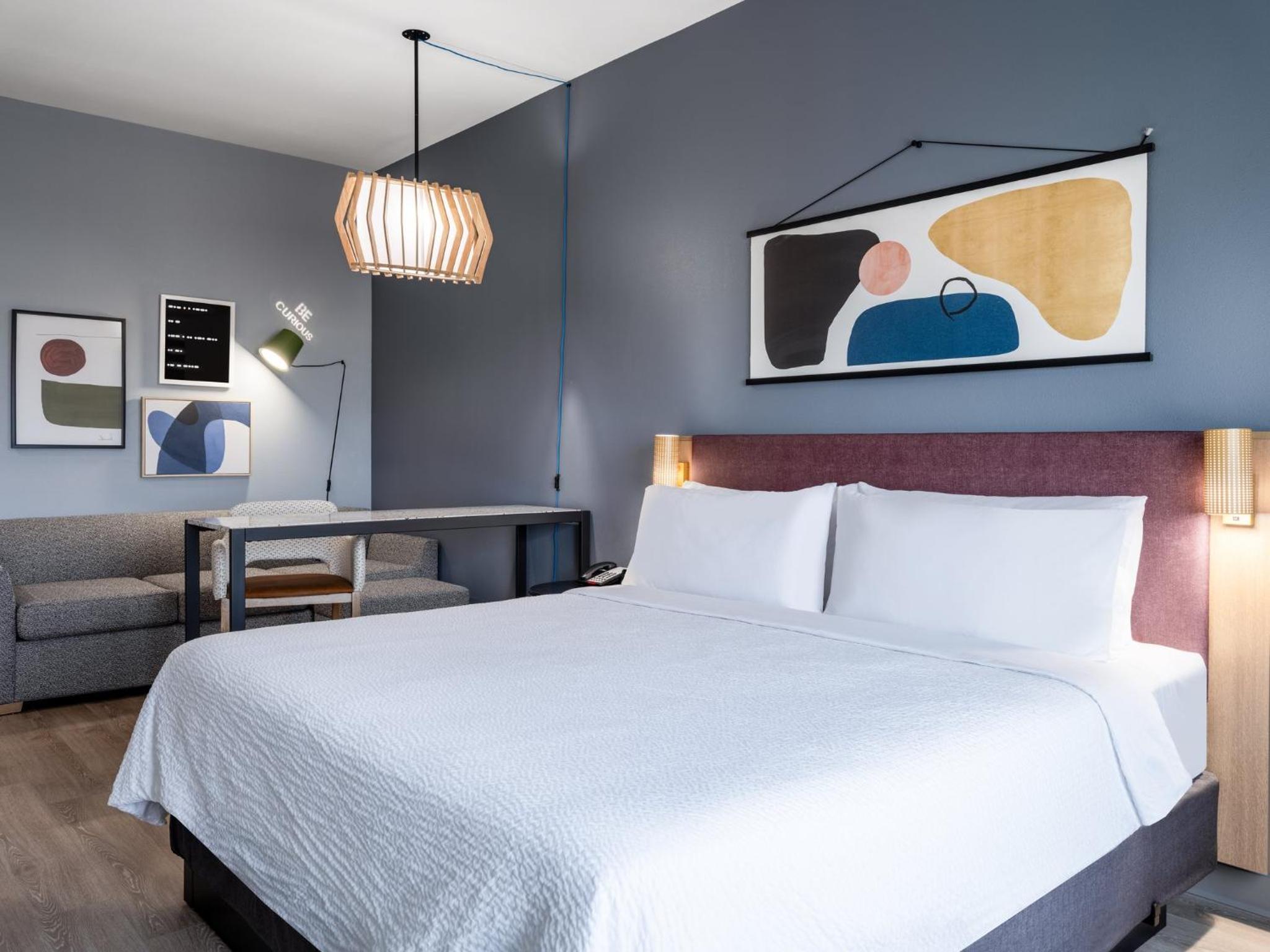 Studio King Suite with Roll In Shower - Mobility Accessible