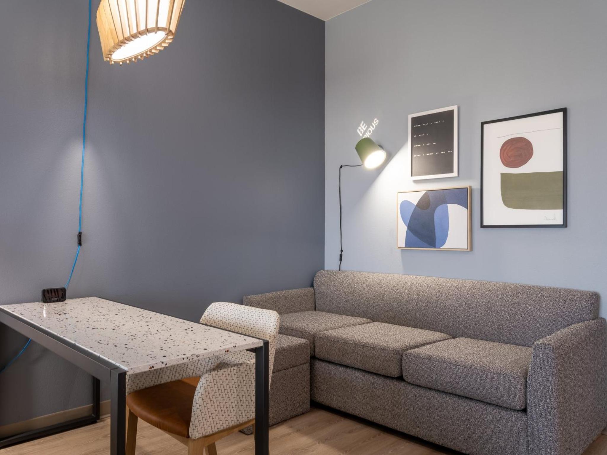 Studio King Suite - Communications Accessible