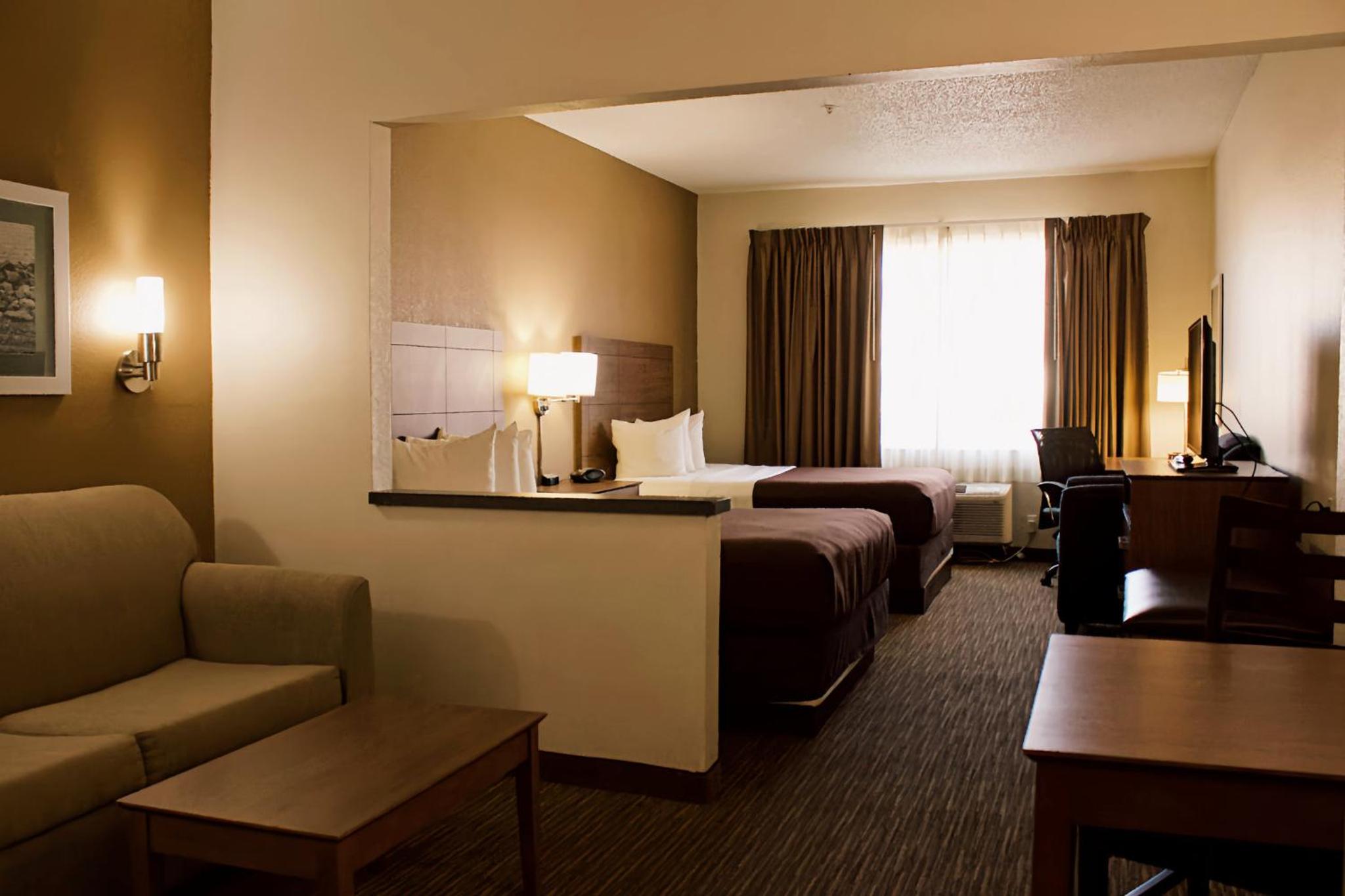Queen Suite with Two Queen Beds photo 1