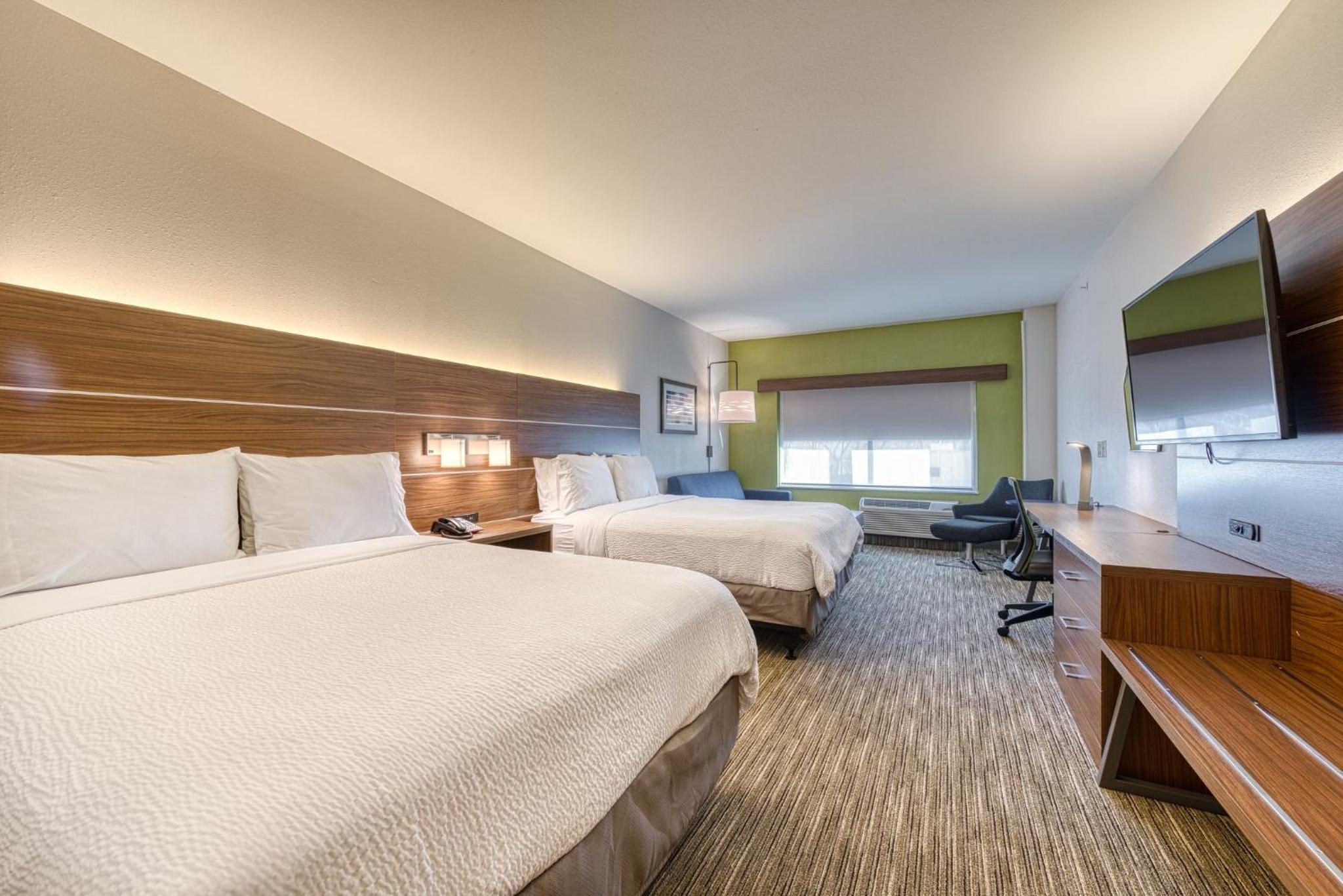 Queen Suite with Two Queen Beds Hearing Accessible Bathtub - Non-Smoking - Photo 1