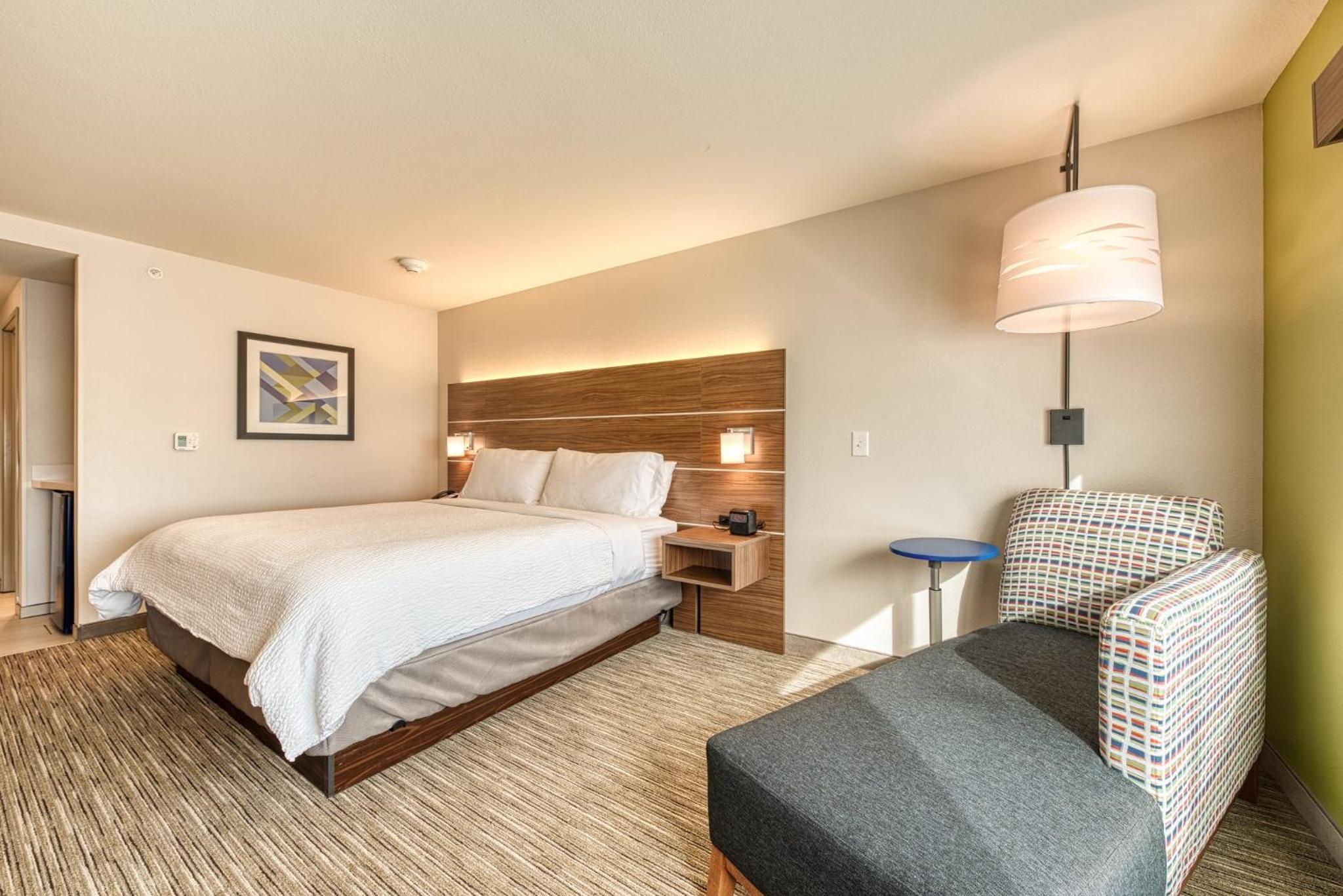 Standard King Room - Photo 5