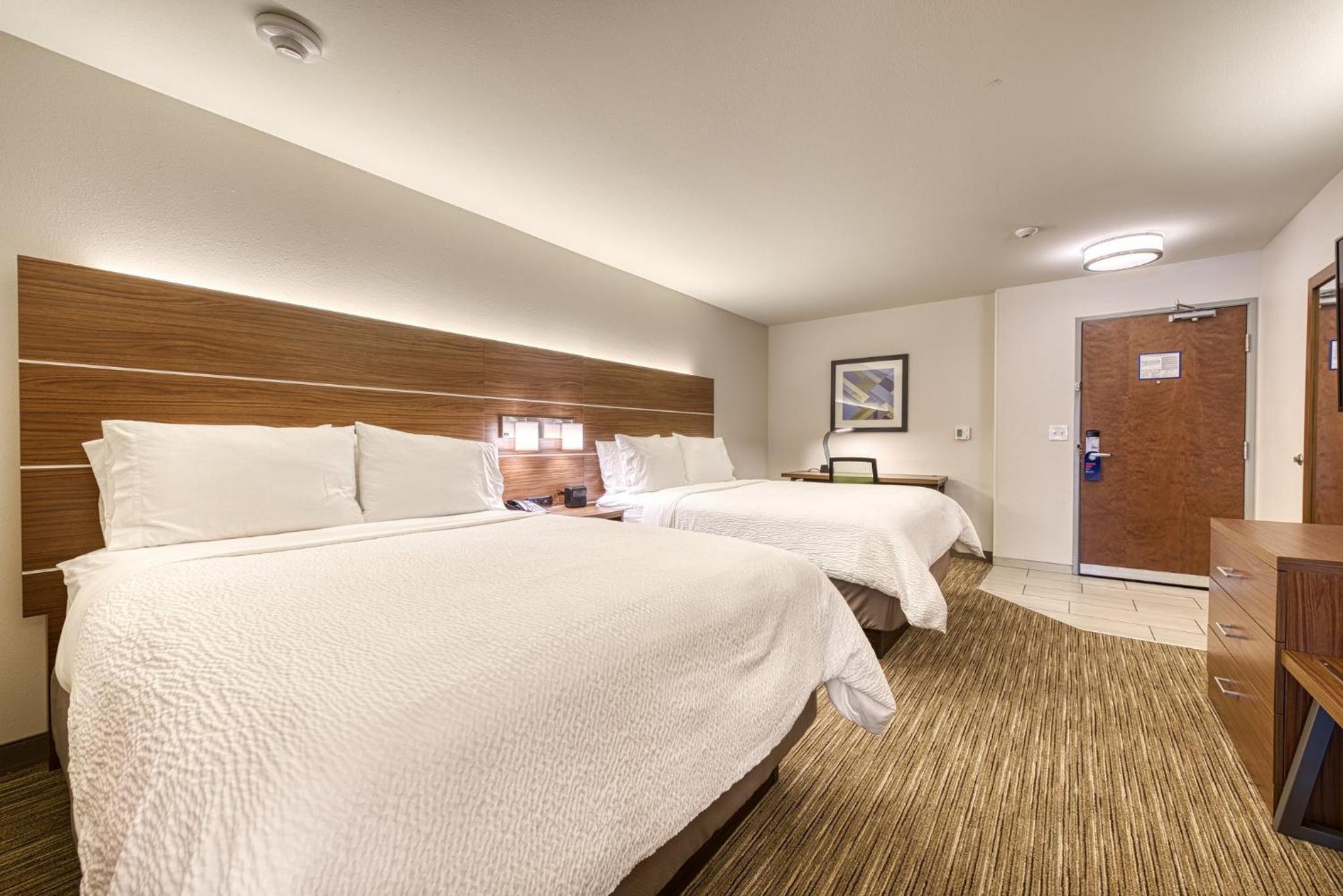 Triple Suite - Non-Smoking - Photo 2