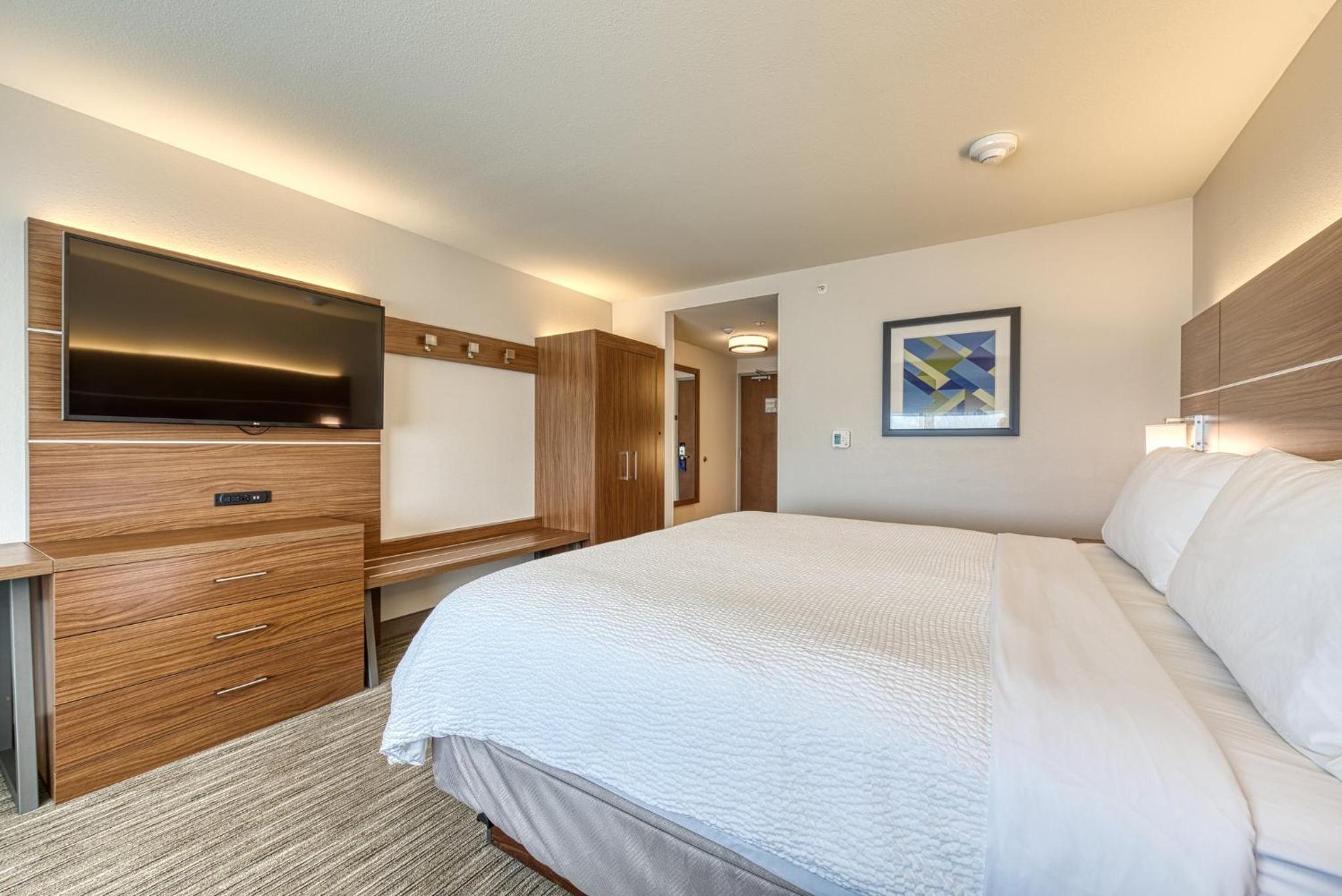 Standard King Room - Photo 6