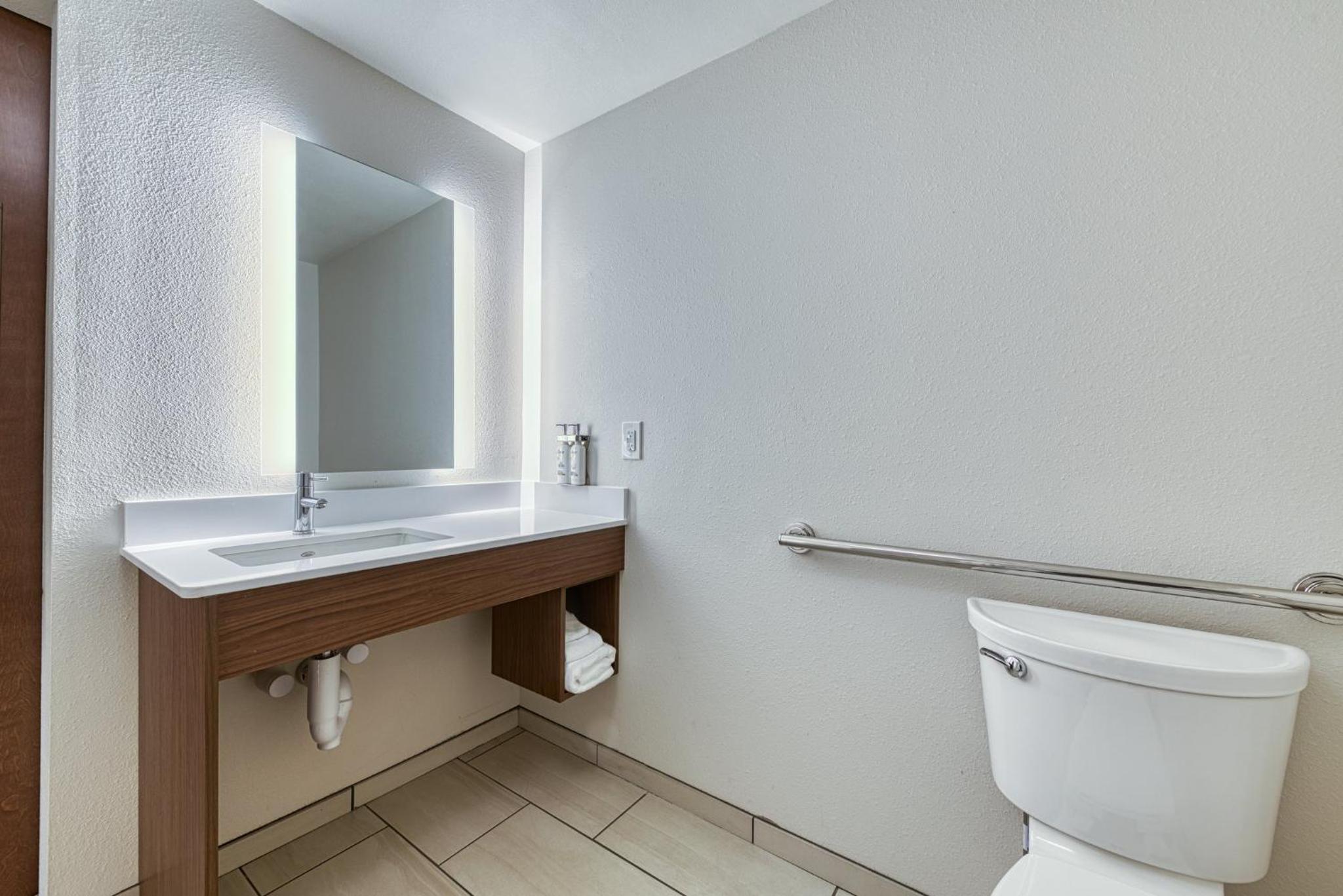 King Room Hearing Accessible with Roll-In Shower - Photo 3