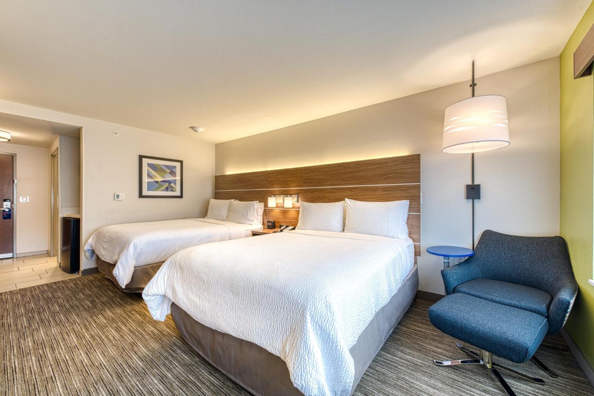 Standard Queen Room with Two Queen Beds - Photo 2