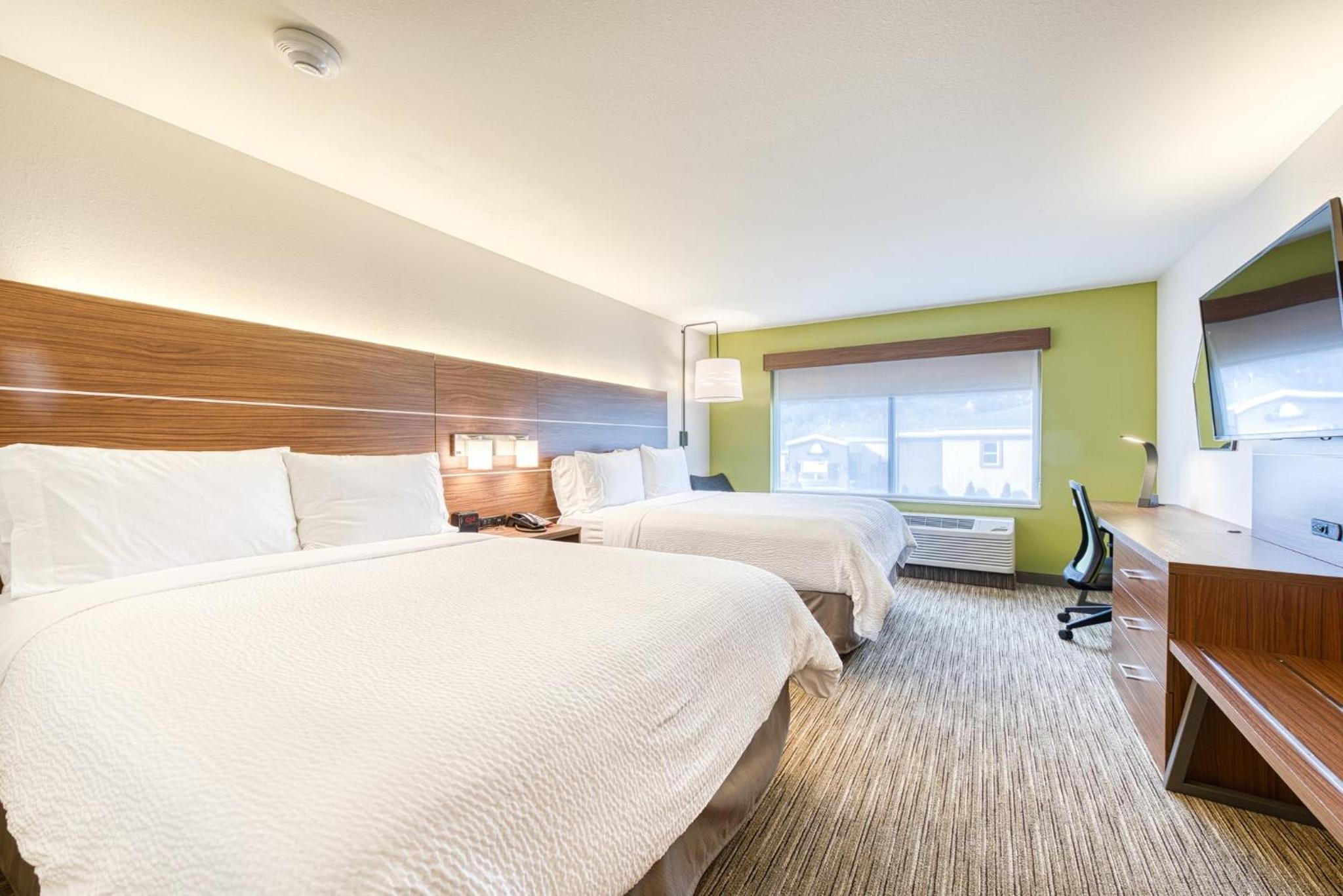 Standard Queen Room with Two Queen Beds - Photo 3