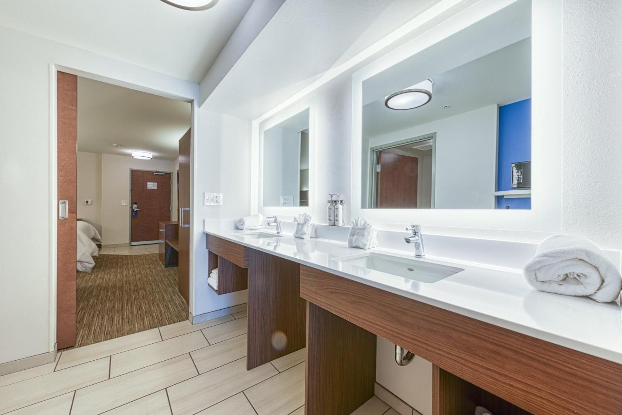 Triple Suite - Non-Smoking - Photo 5