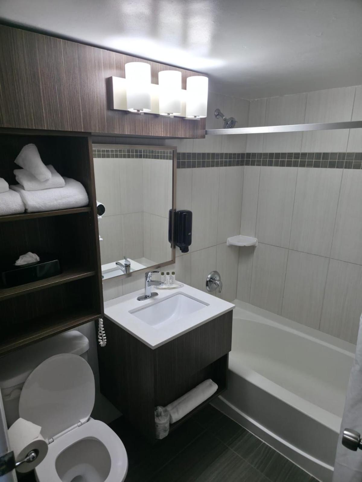 Double Room with Two Double Beds - Pet-Friendly/Non-Smoking photo 3
