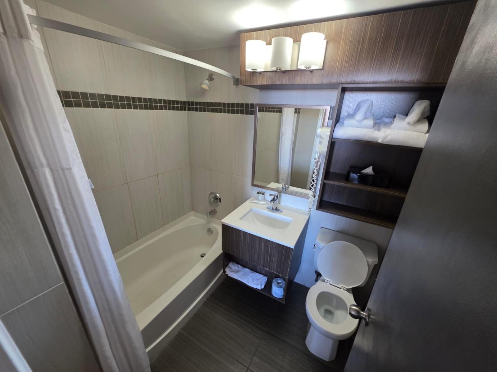 Queen Room with Two Queen Beds - Non Smoking/Pet Friendly photo 1