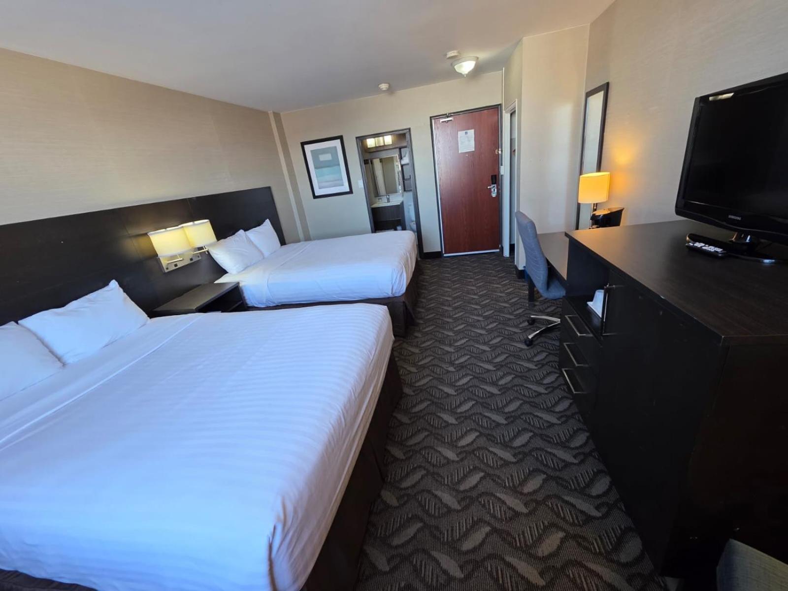 Queen Suite with Two Queen Beds - Non Smoking/Pet Friendly photo 1