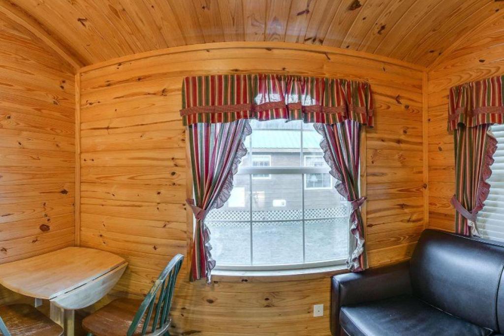 Cabin - Sleeps 2, Pet Friendly photo 1