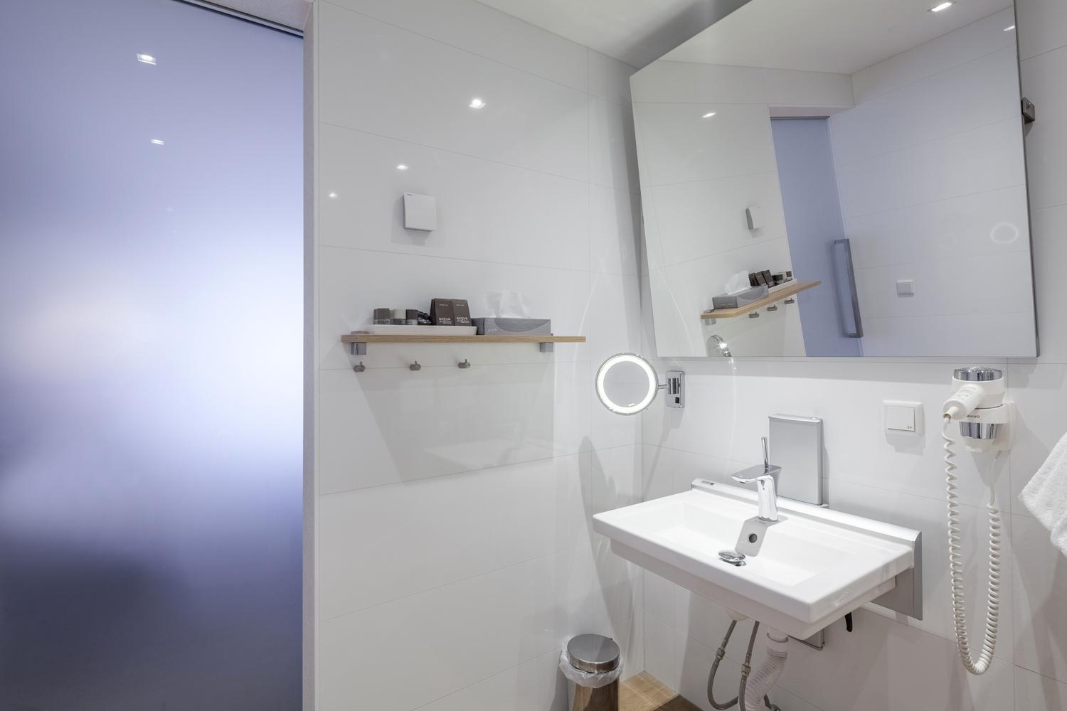 Twin Room - Disability Access photo 3