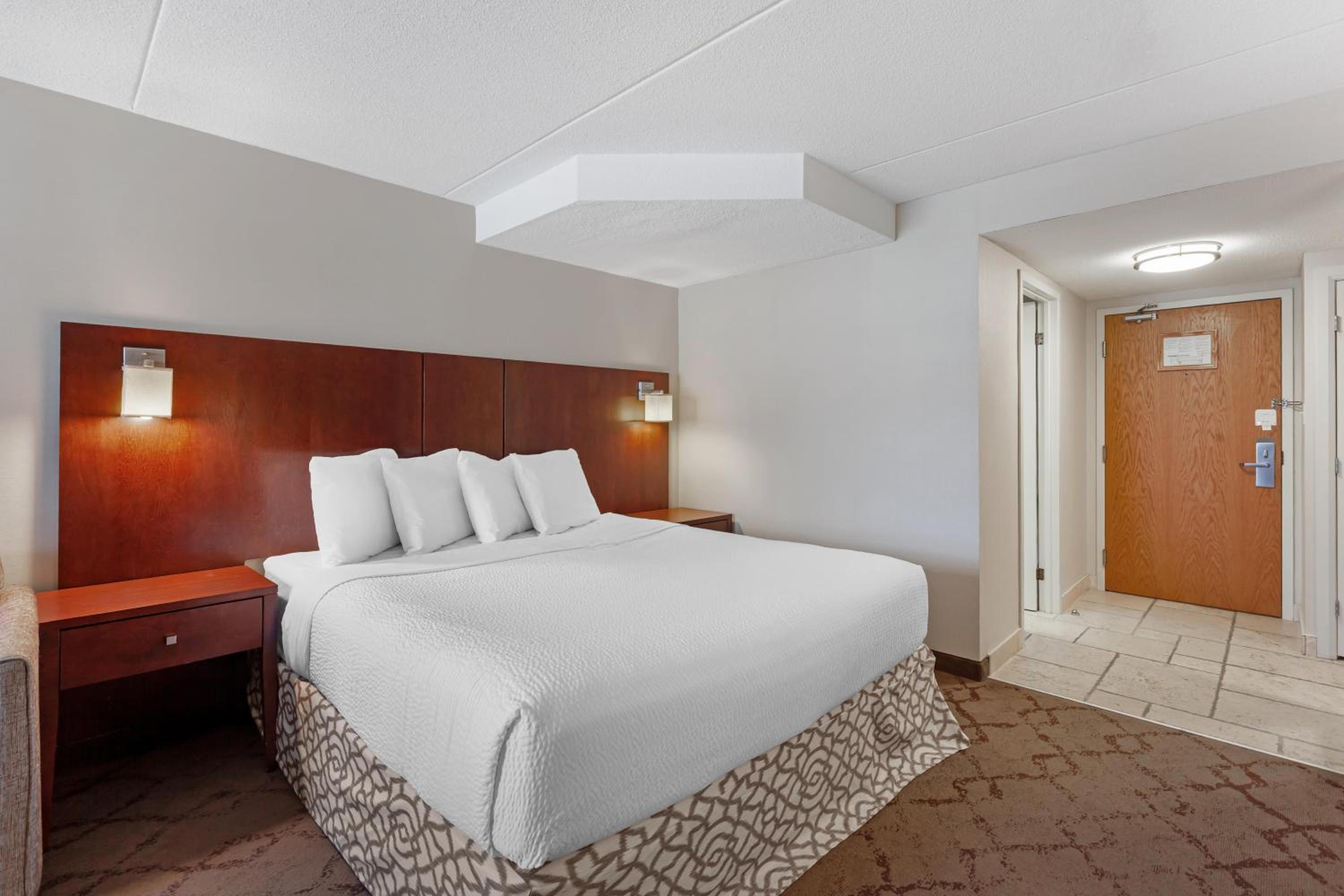 King Room with Sofa Bed, Spa Bath and Fireplace - Non-Smoking - Photo 2