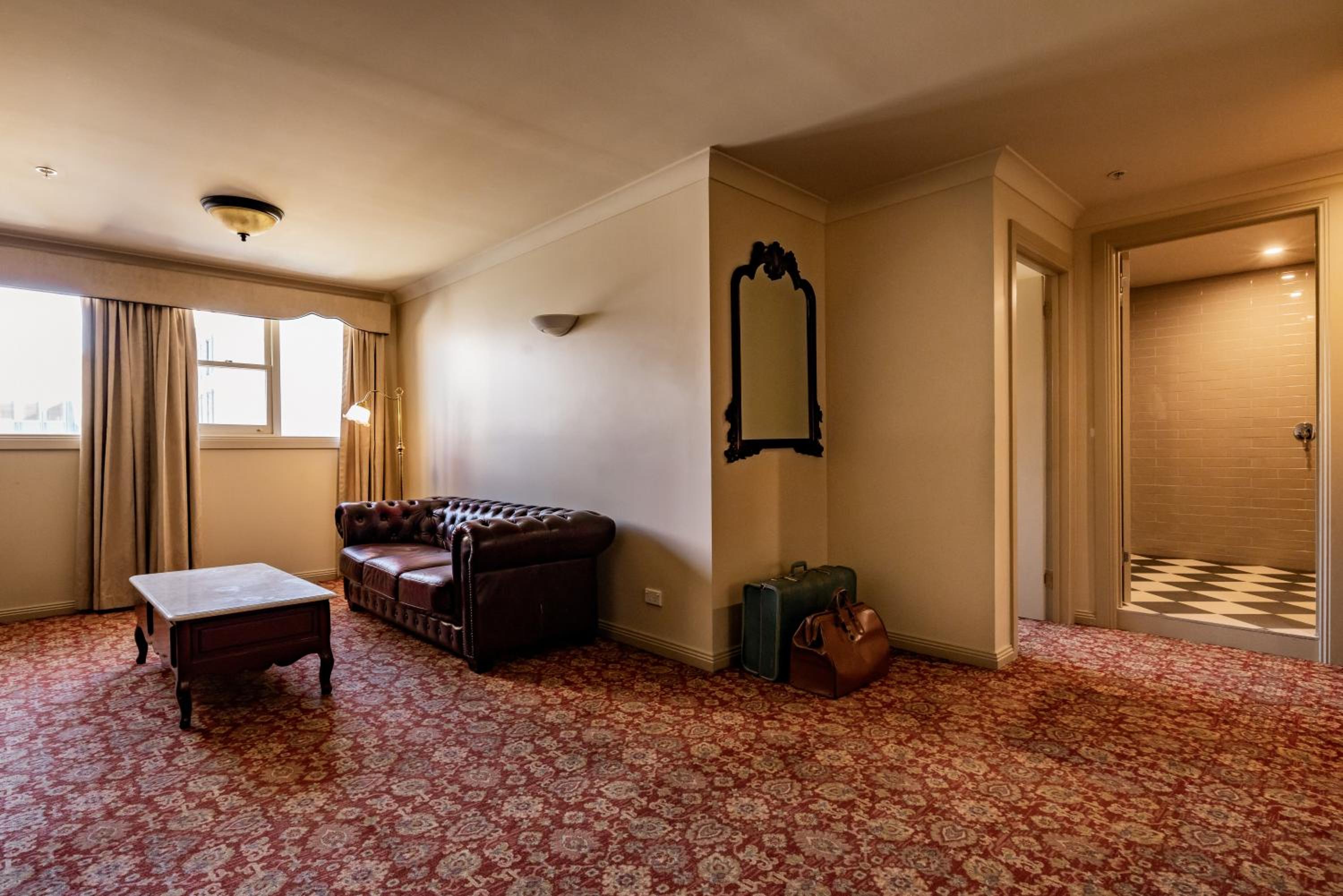 Executive Suite - Access via internal stairs only - Photo 5