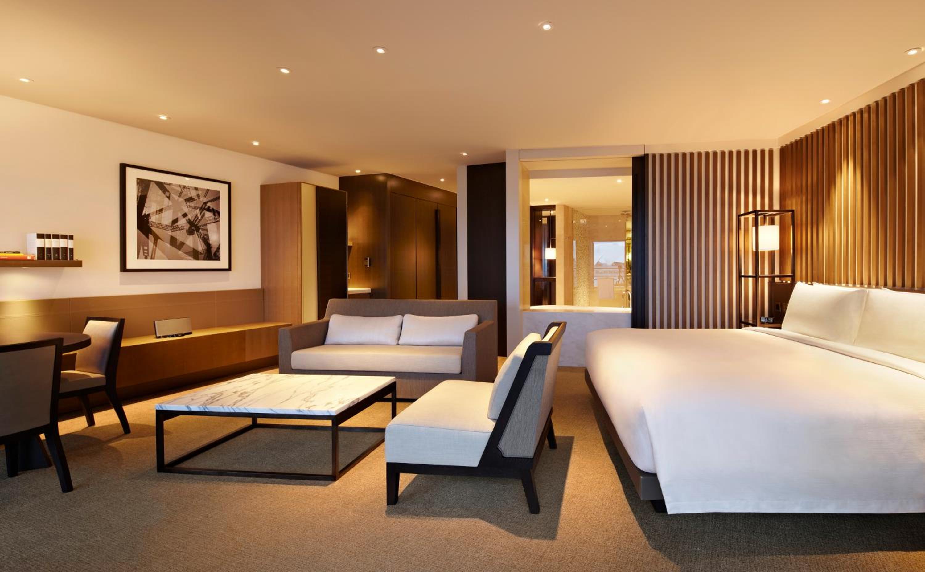 1 King Bed Deluxe thumbnail 5