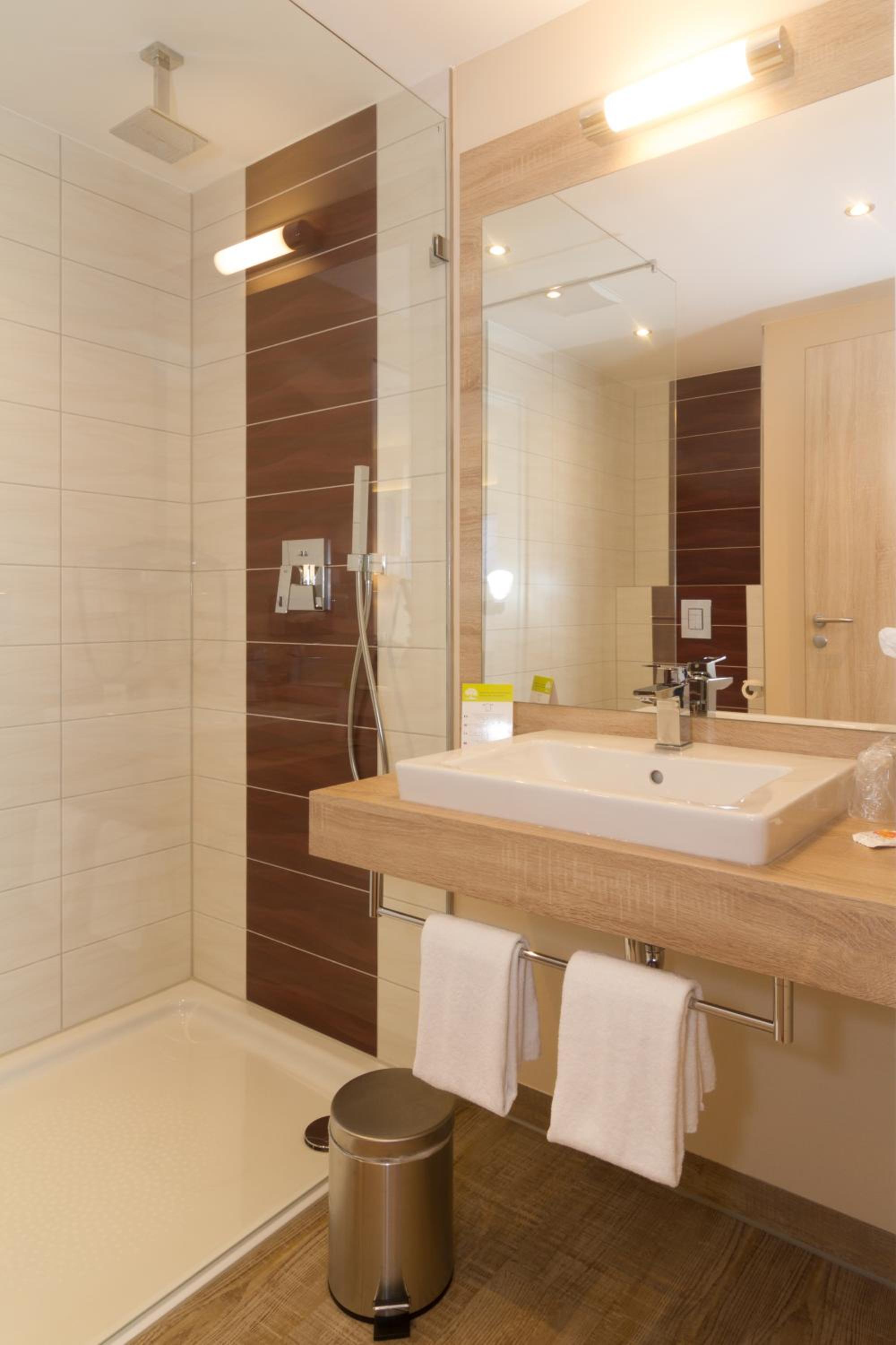 Double or Twin Room with Shower - Photo 4