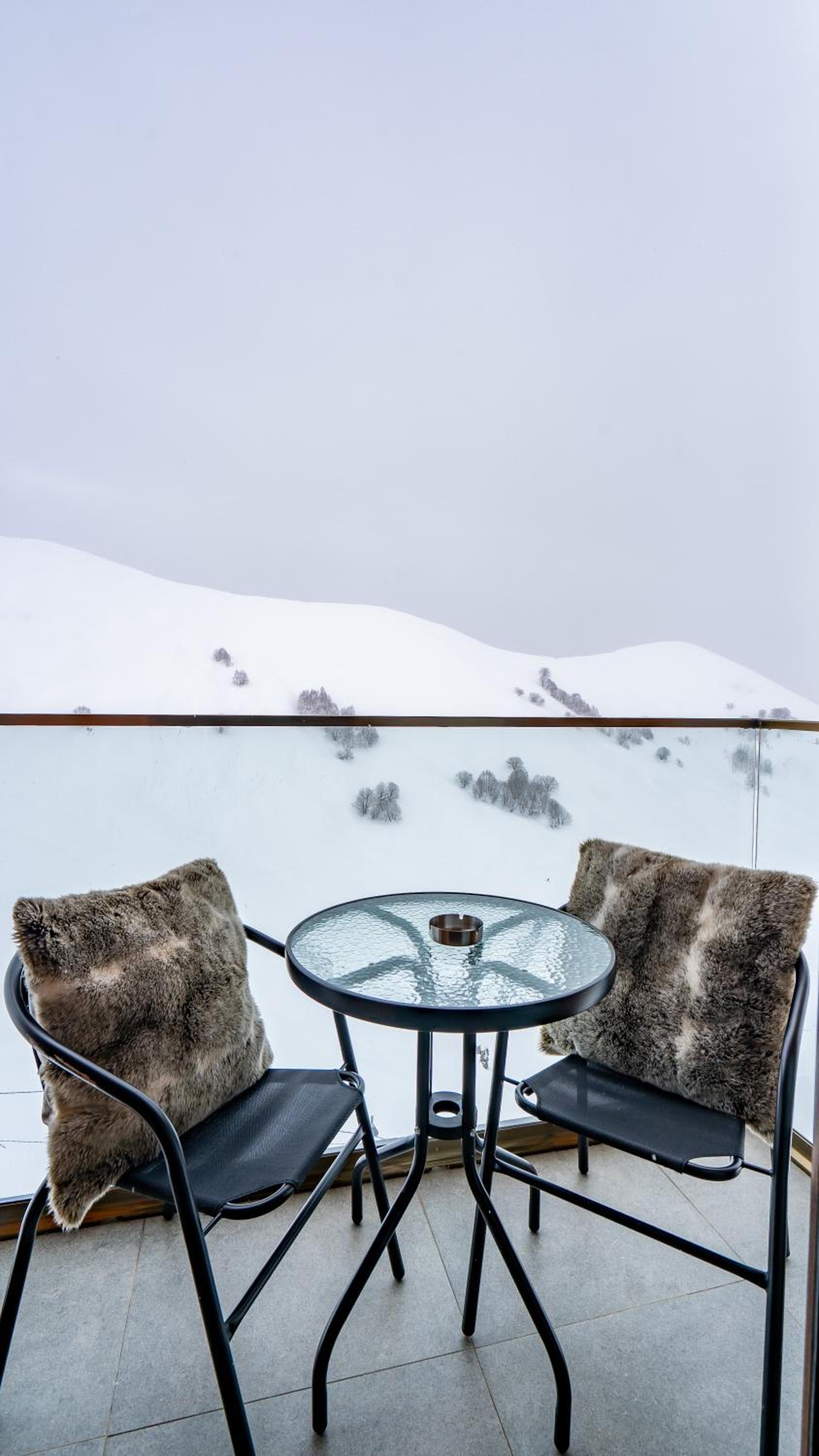 One-Bedroom Apartment with Balcony and Mountain View   photo 1