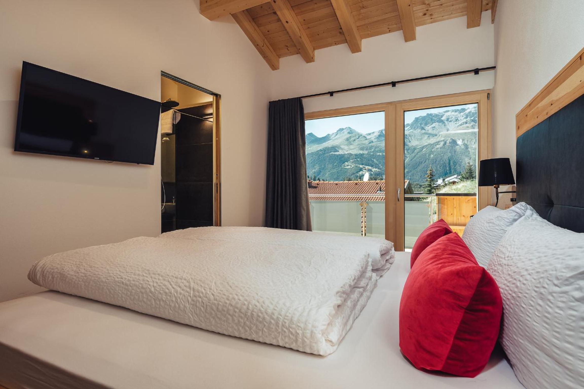 Three-Bedroom Apartment with View photo 3