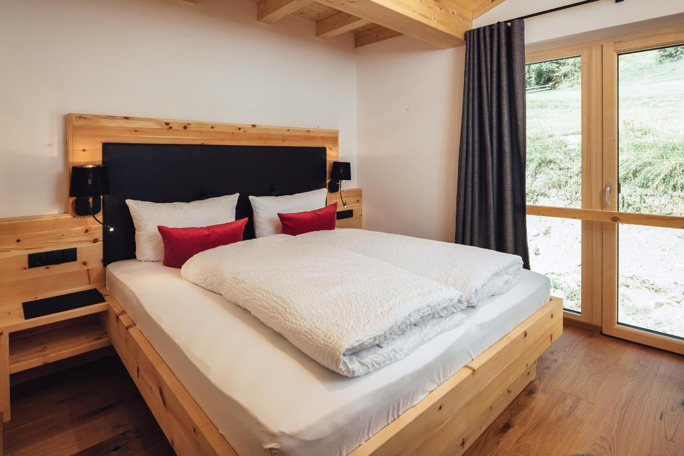 Three-Bedroom Apartment with Mountain View photo 3