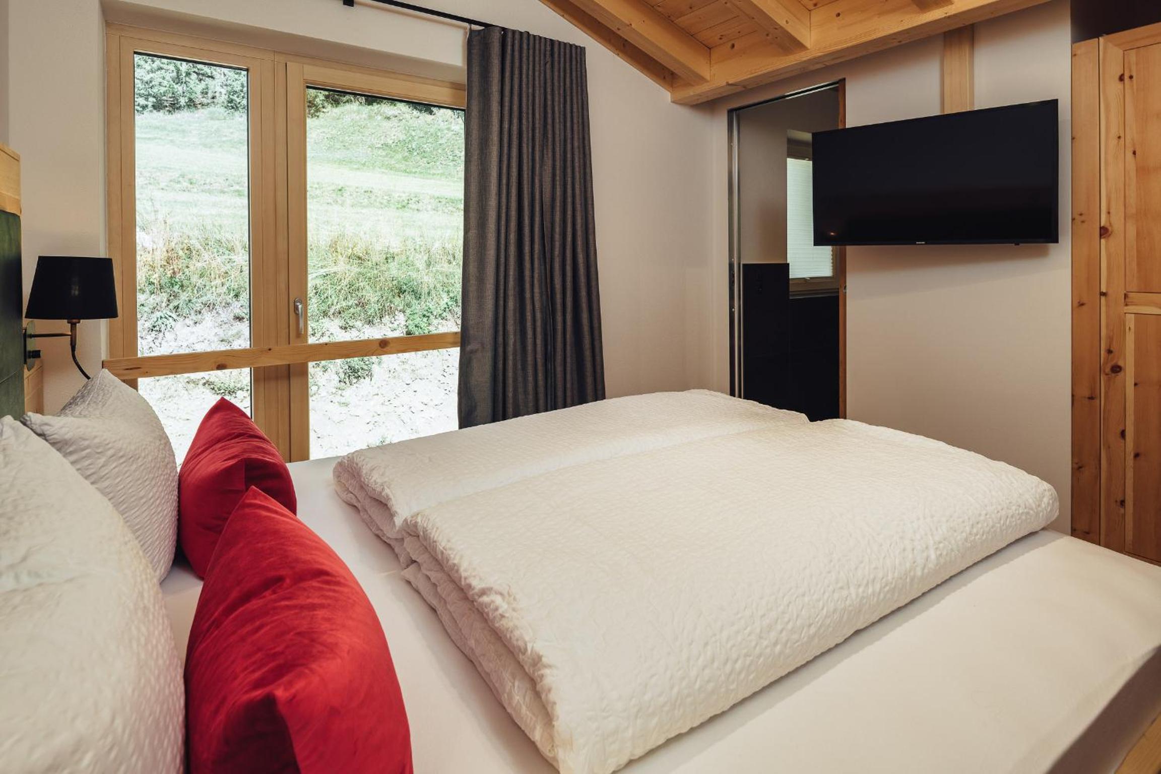 Three-Bedroom Apartment with View photo 2