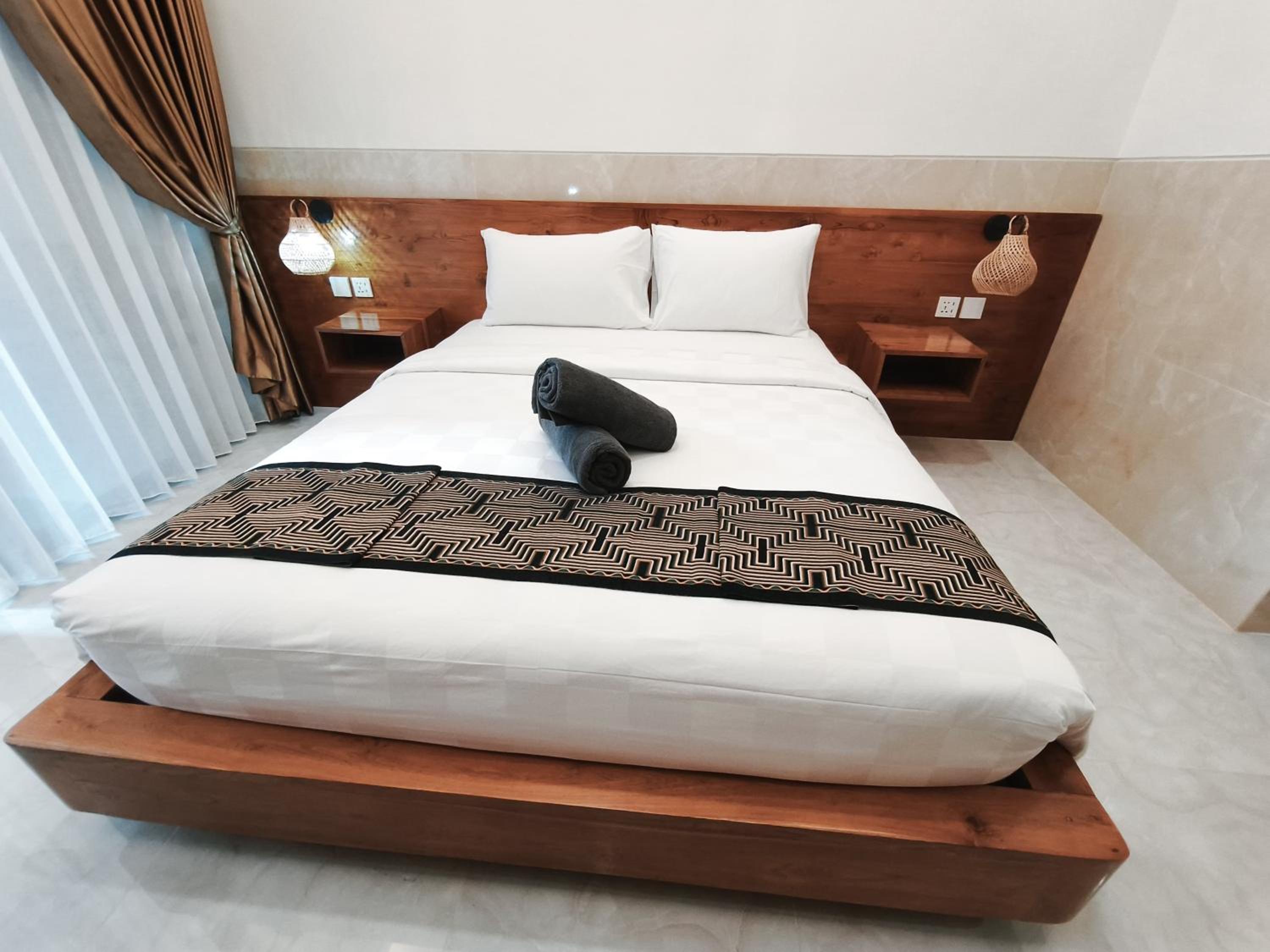 Deluxe Queen Suite