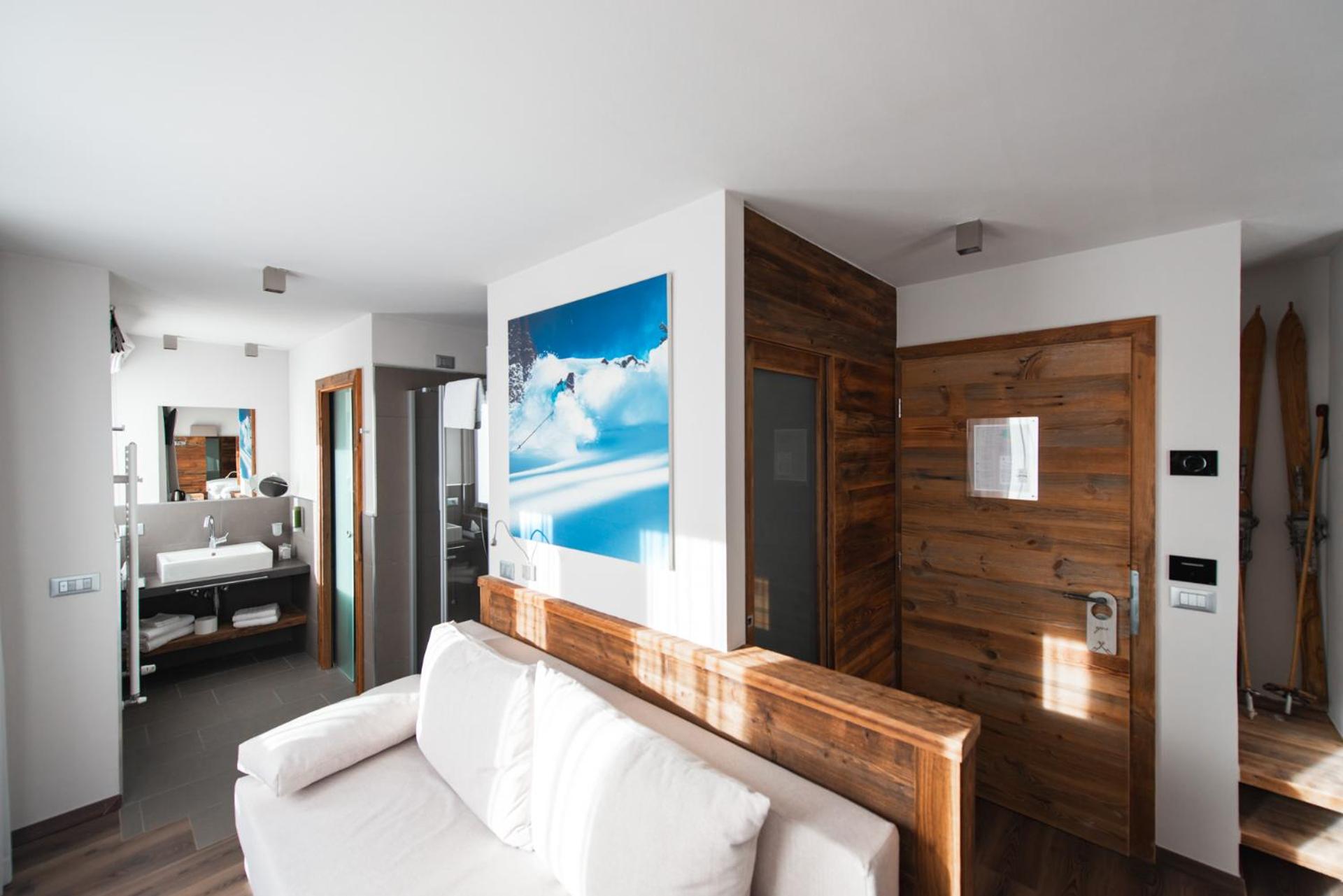 Deluxe Double Room with Balcony photo 3