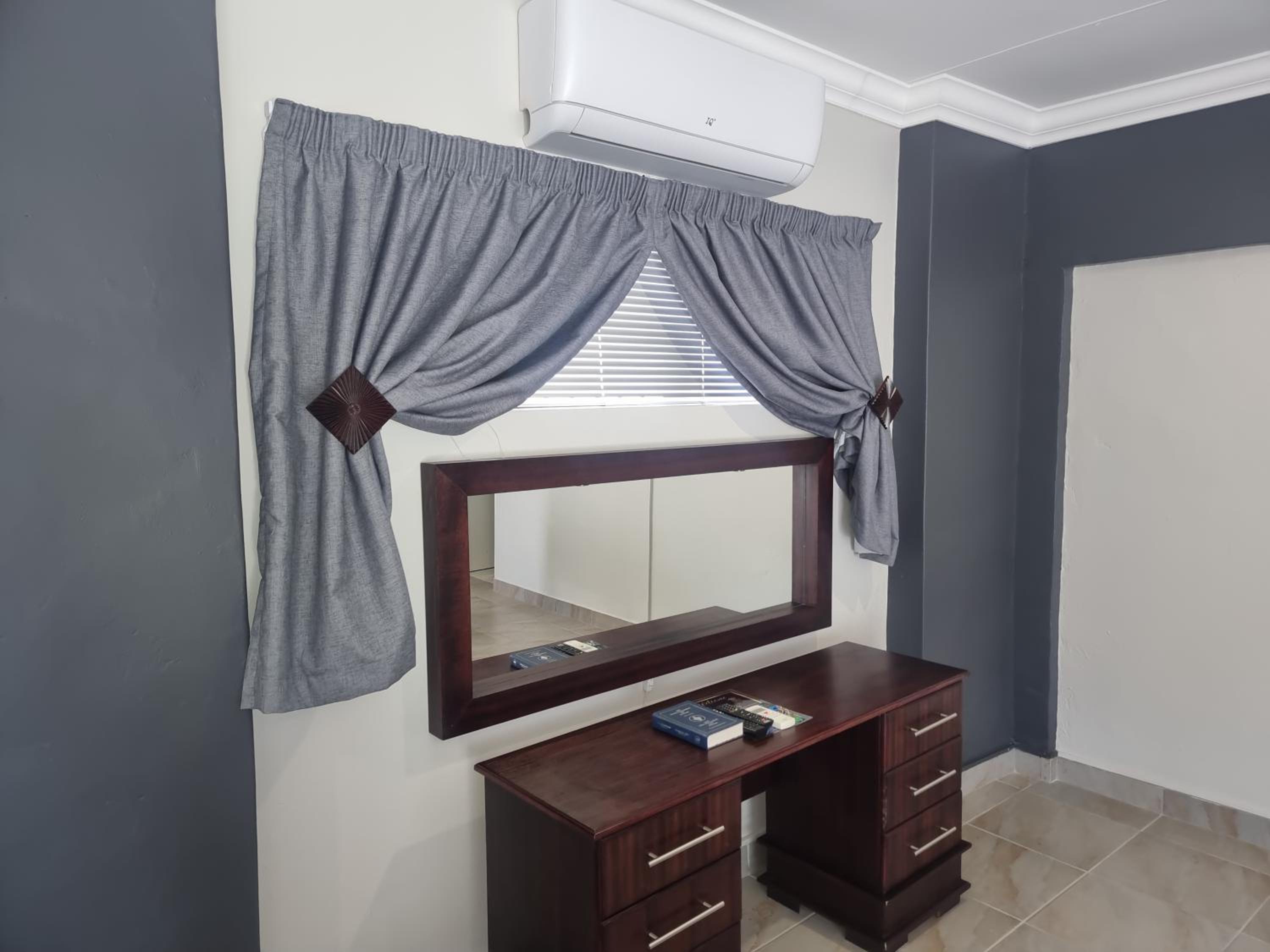 Deluxe Queen Suite photo 2
