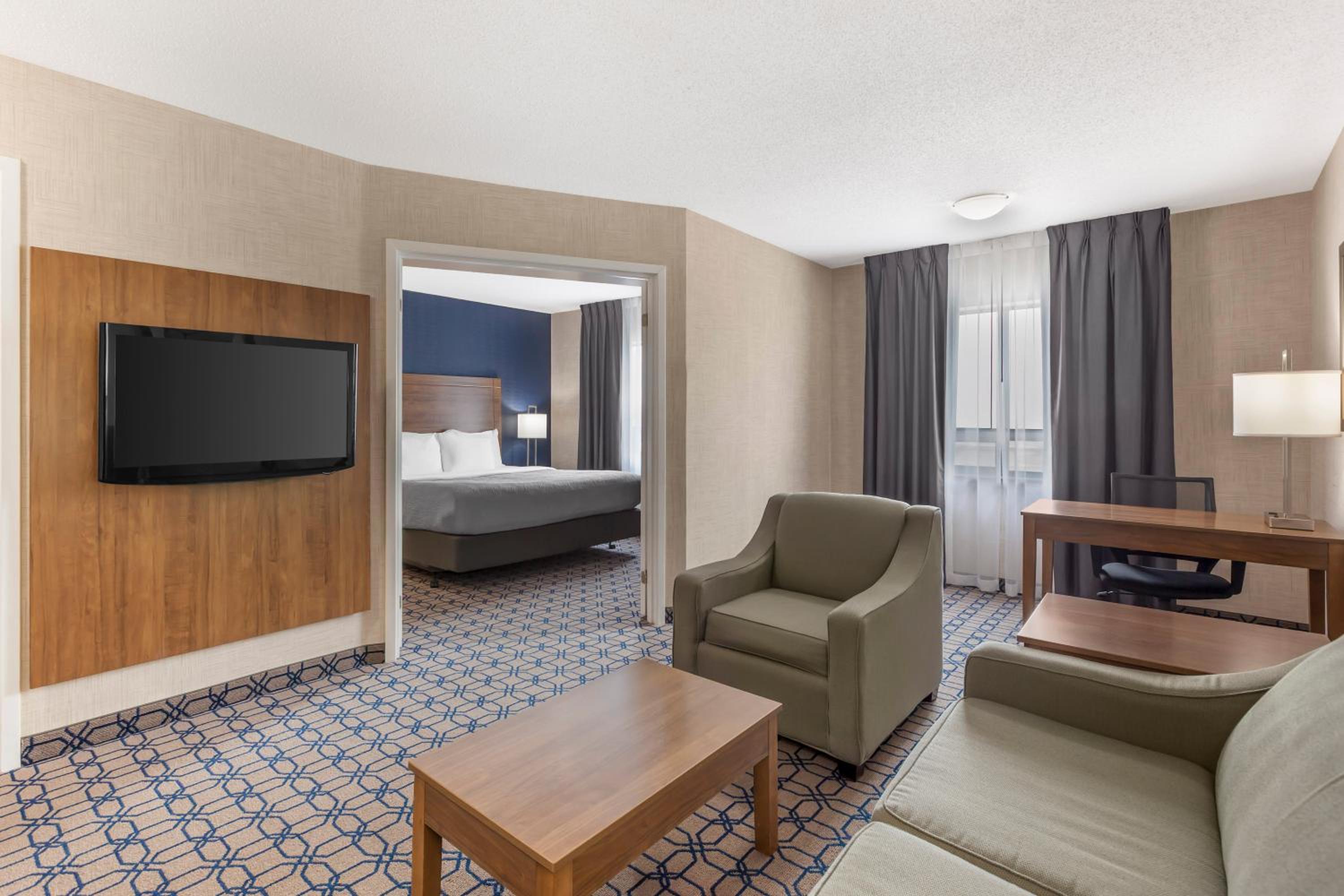 King Suite with Sofa Bed - Non Smoking - Photo 4